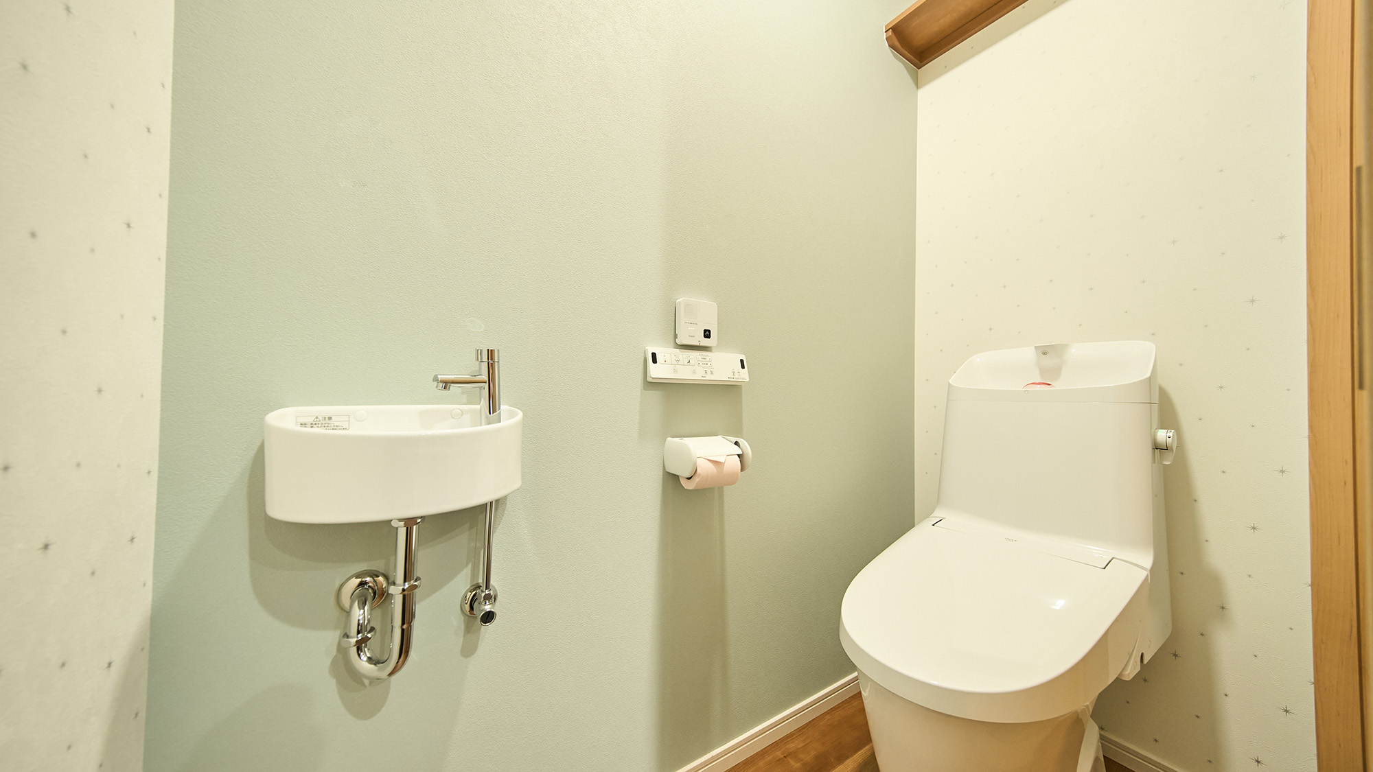 ・【トイレ／ローズマリー】トイレには手洗い場と温水洗浄機能がついており、快適にご利用いただけます