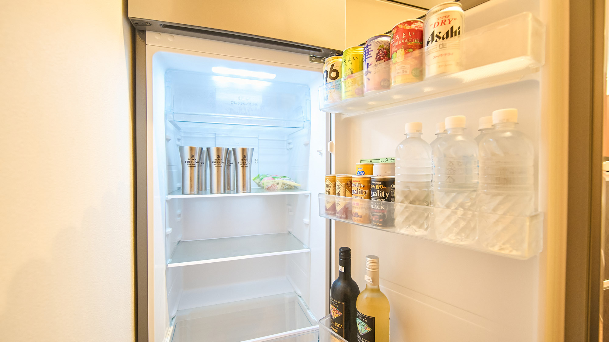 ・【客室設備／ローズマリー】グループ旅行での飲み物の買い込みも、大容量冷蔵庫完備のため安心です