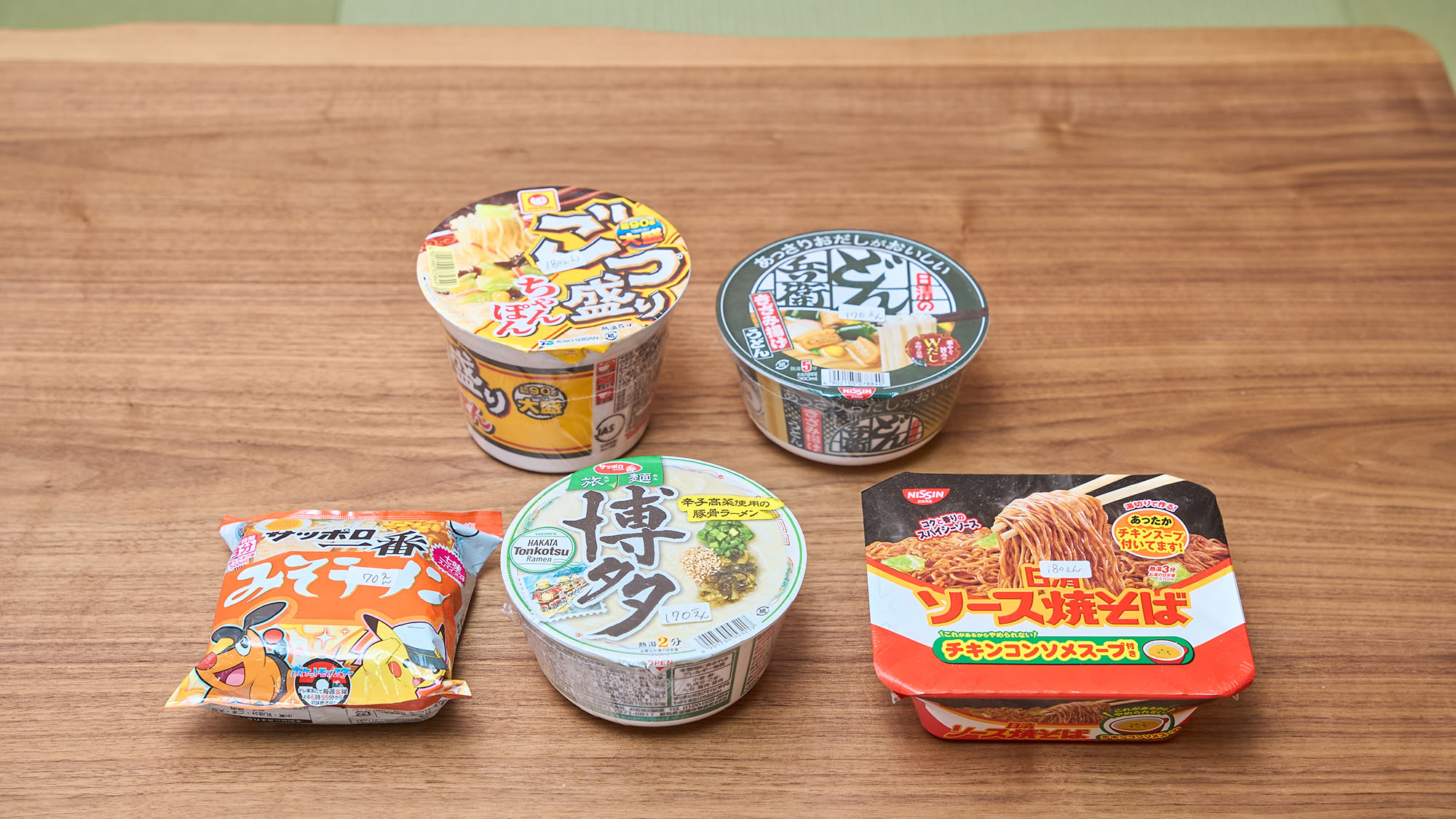 ・【インスタント麵】多様なインスタント麵を販売しております。夜食や軽食としてお楽しみください