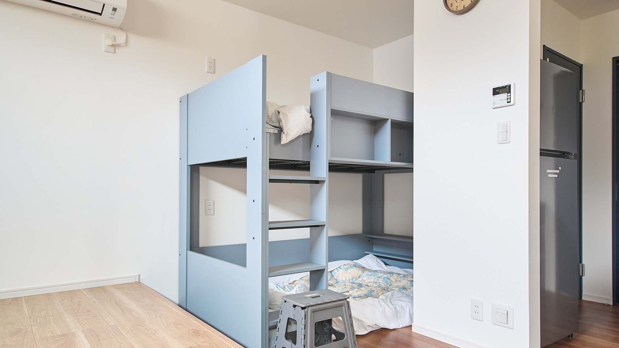 ・【客室／ラベンダー】二段ベッドのほか、小上がりに布団を敷いて5名様までご宿泊いただけます