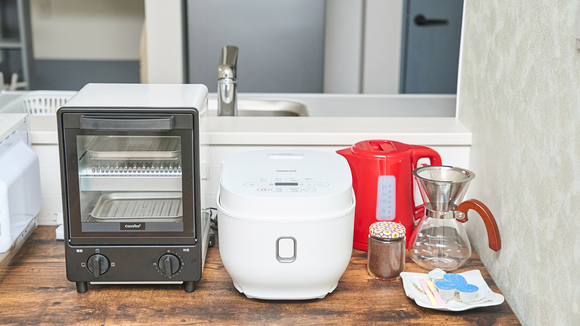 ・【キッチン／ミント】トースターや炊飯器完備で、素泊まりでも過ごしやすい快適な充実の設備がございます