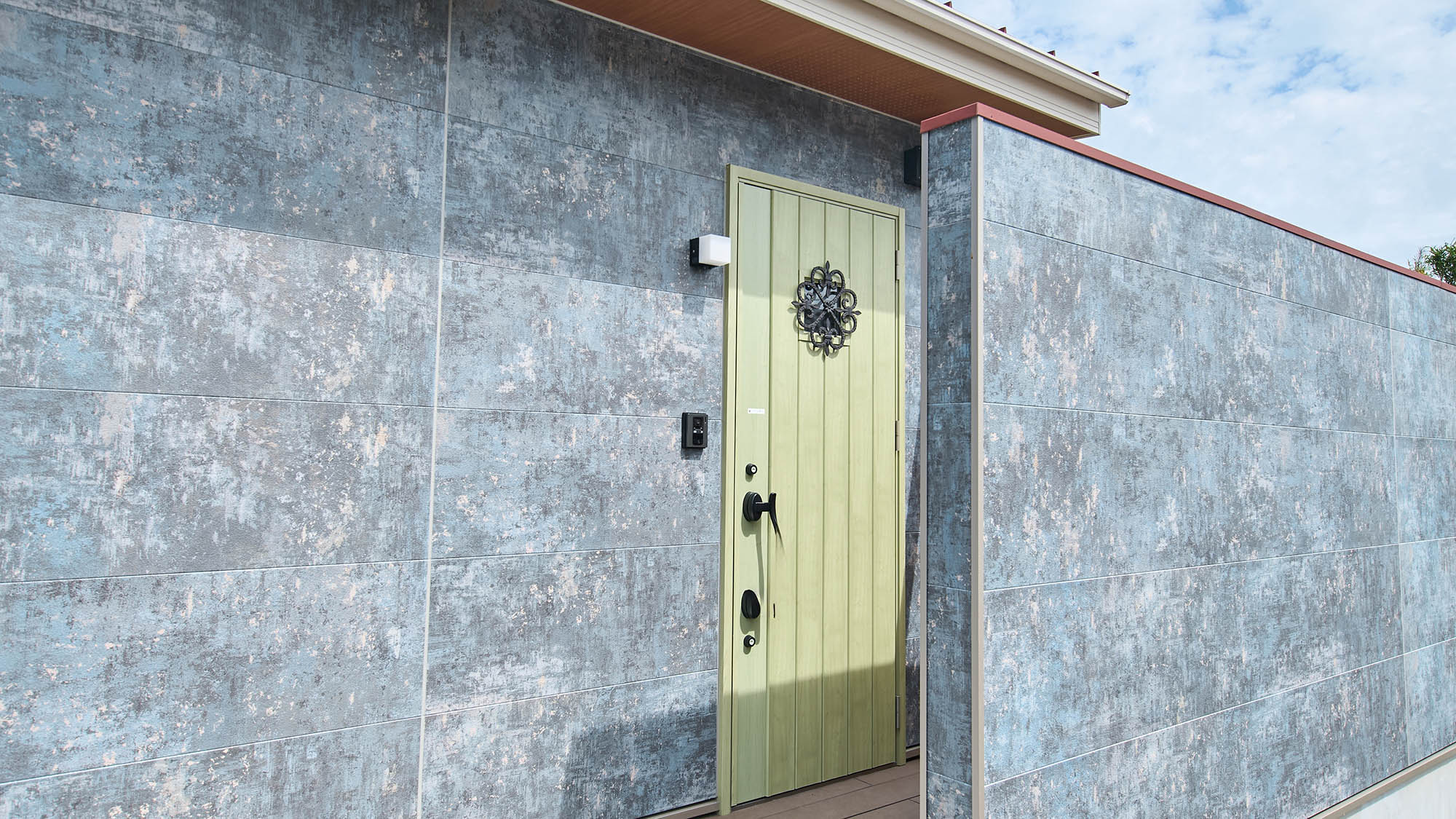 ・【外観／ラベンダー】ウッドデッキでは半露天風呂をお楽しみいただけます。ゆったりお過ごしください