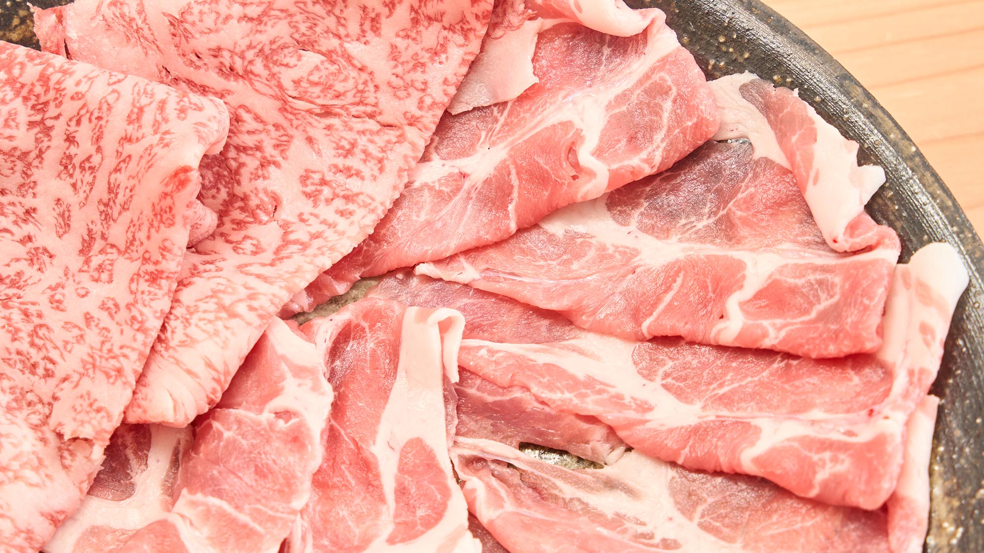 ・【夕食／豚しゃぶ鍋】豚肉をメインに牛肉もお楽しみいただけます。吟味したお肉をご堪能ください