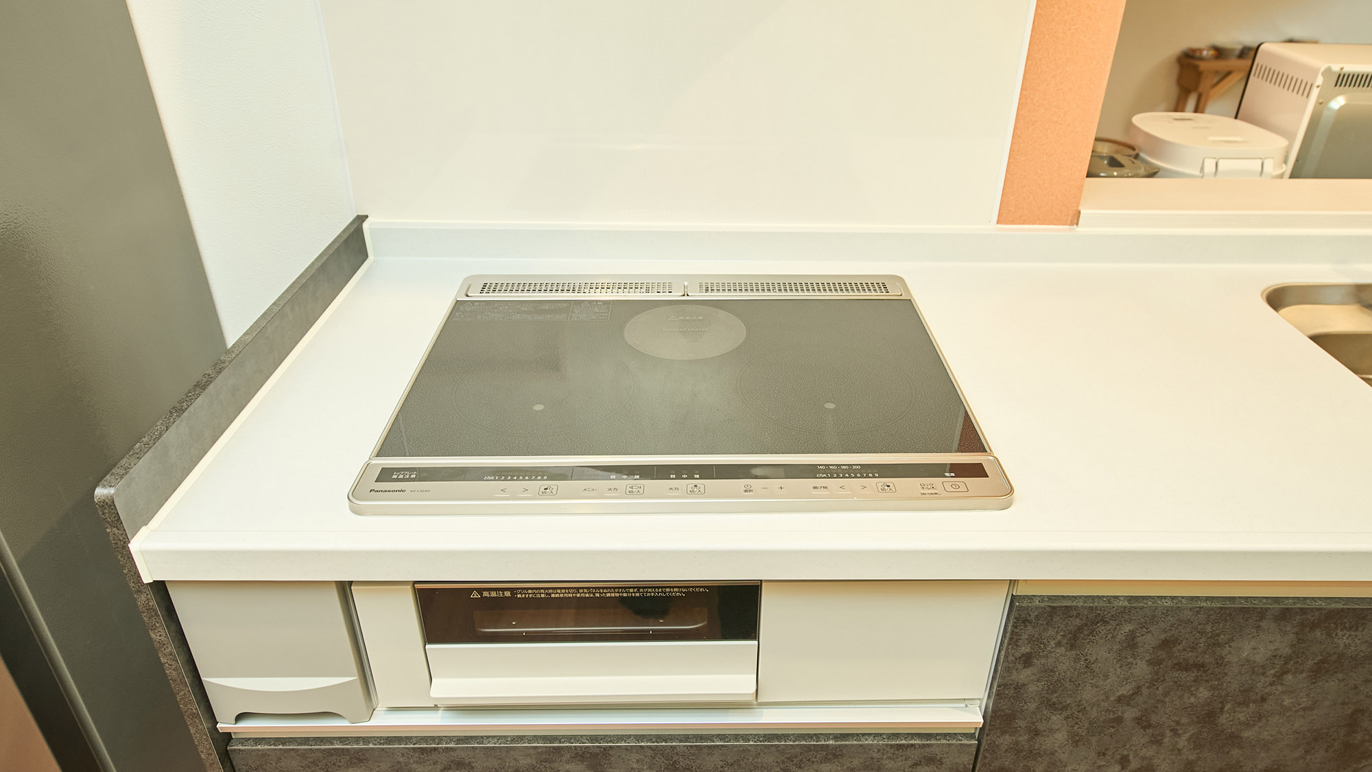 ・【キッチン／ローズマリー】IHコンロは3口タイプ。お料理後のお掃除も楽々で快適にご利用いただけます