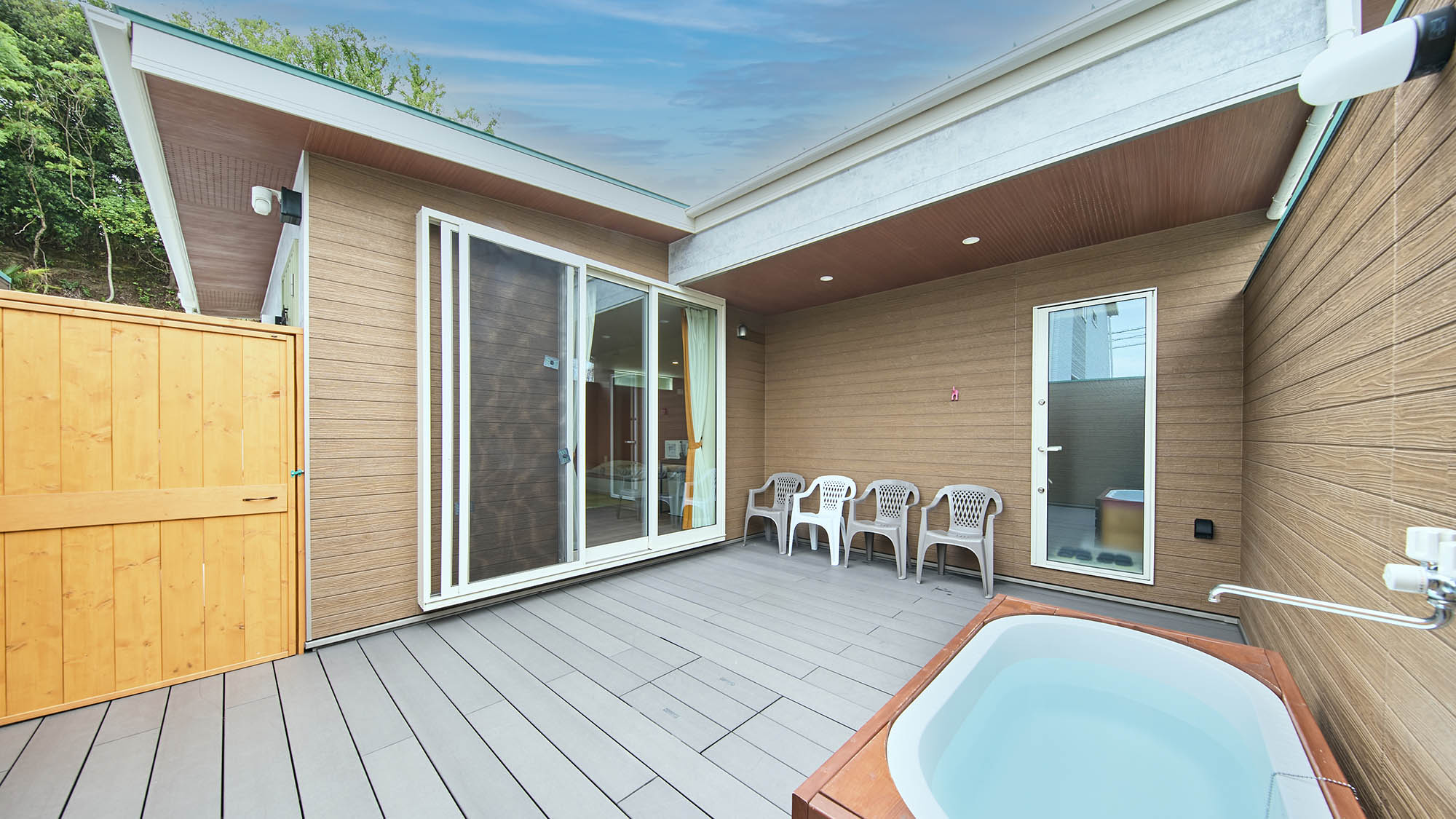 ・【半露天風呂／ローズマリー・ミント】淡路島の空気を味わいながら、ゆったり温まってお寛ぎいただけます