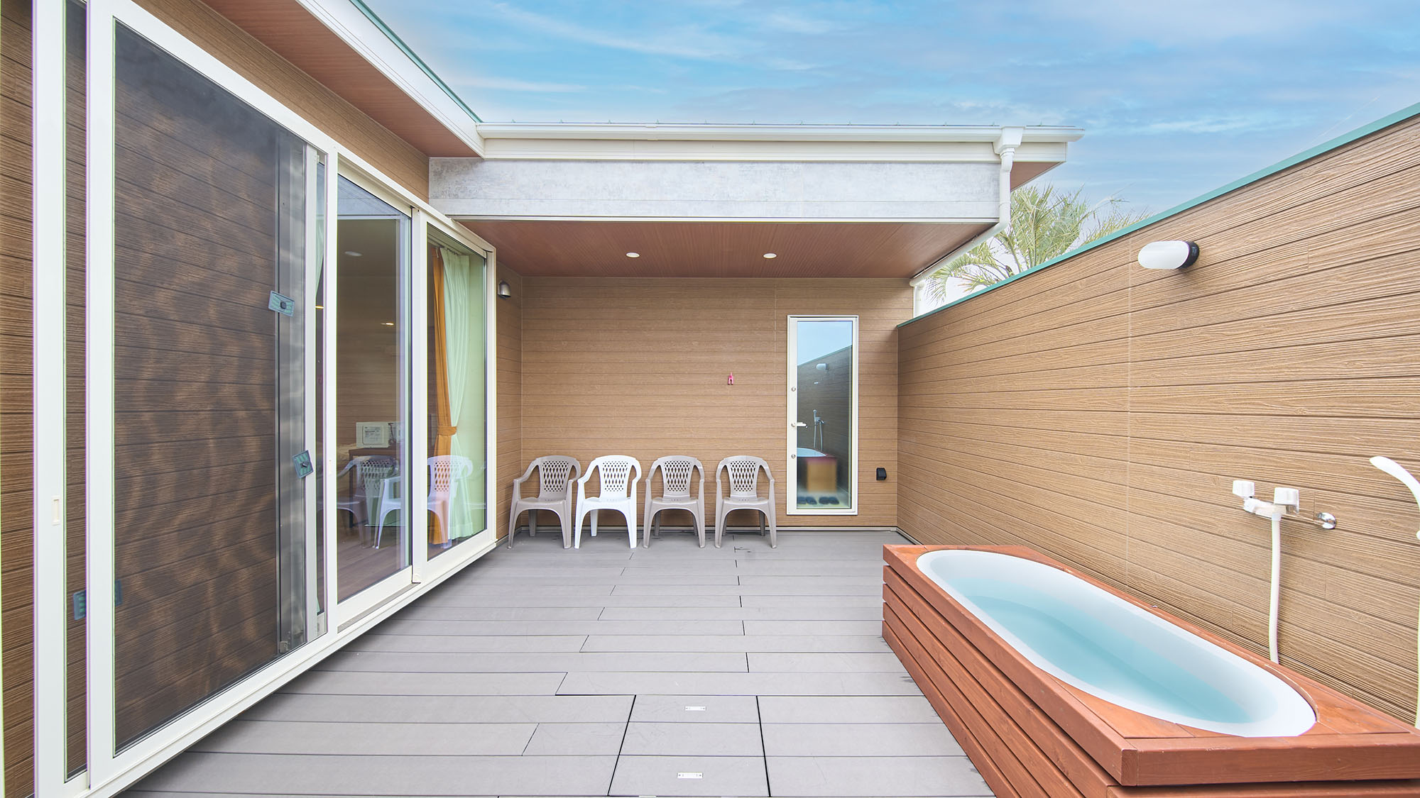 ・【半露天風呂／ローズマリー・ミント】青い空を眺め、心身ともにリラックスするひと時をお過ごしください