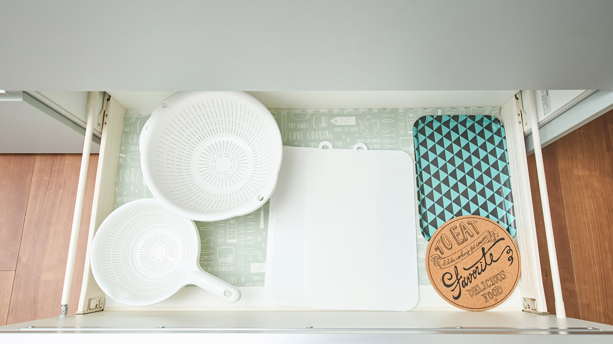 ・【キッチン／ミント】ザルやボウルもご用意。お料理するのに必要なものはひと通り準備しております