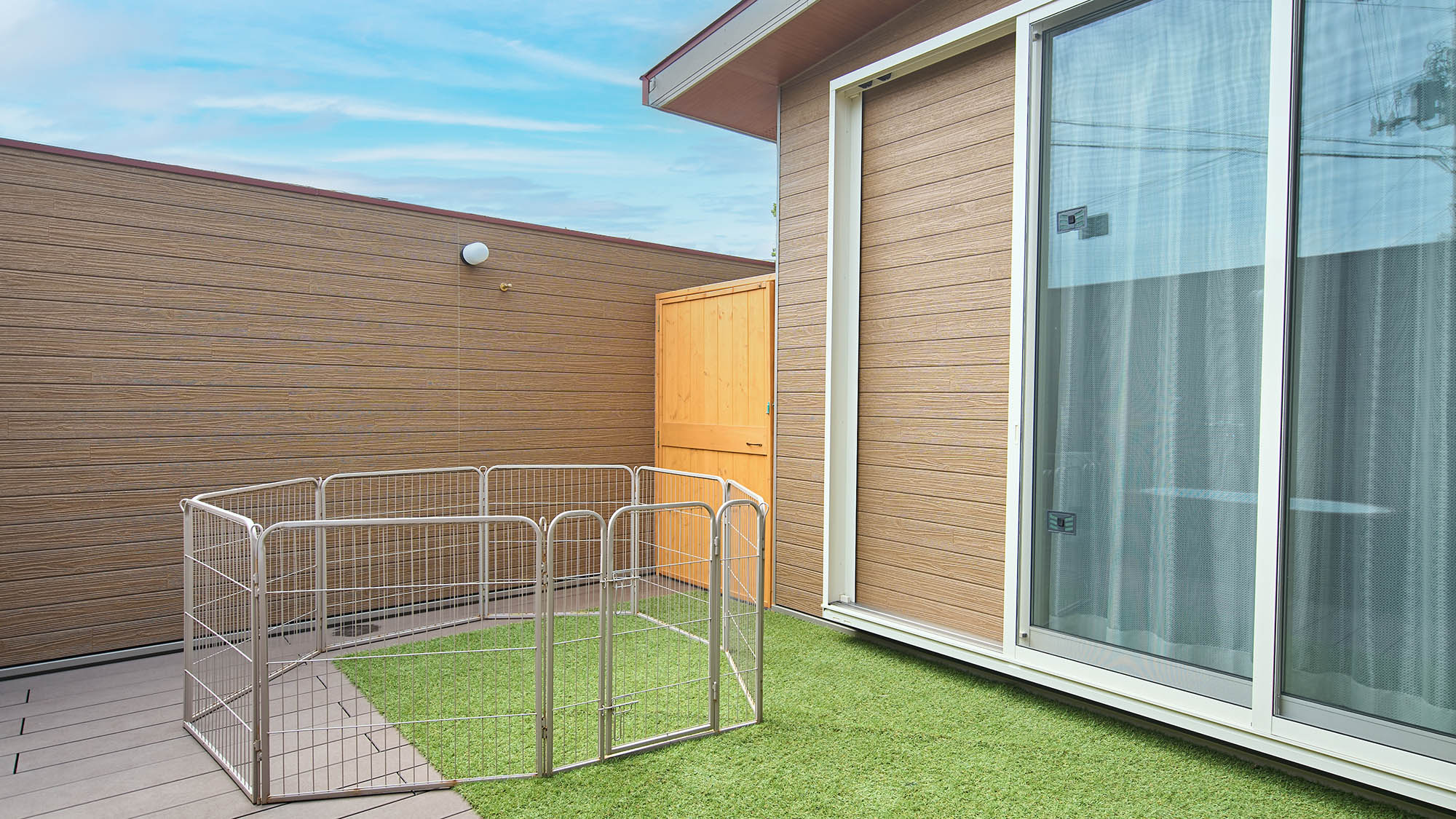 ・【ウッドデッキ／ラベンダー】ワンちゃんをデッキで遊ばせながら、半露天風呂でお寛ぎいただけます