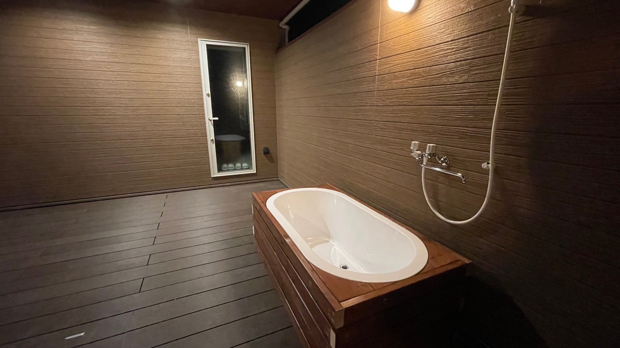 ・【半露天風呂／ラベンダー】ウッドデッキに半露天風呂を設置。解放感を楽しみながらお温まりください