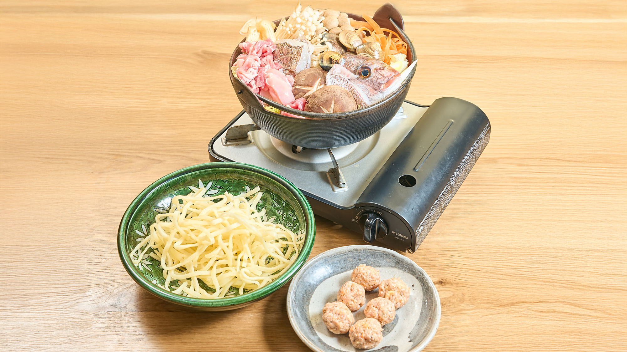 ・【夕食／ちゃんこ鍋】鶏肉・海鮮・野菜をふんだんに使用した鍋です。締めにうどんもご用意しております