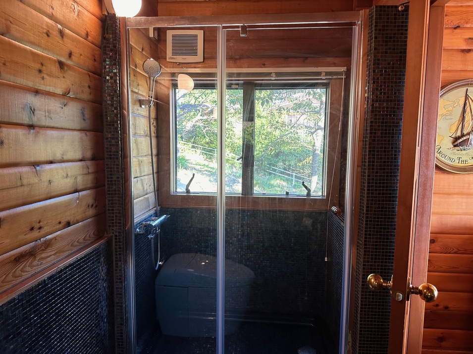 洋室２に接続するシャワー室（洗面・トイレ付）