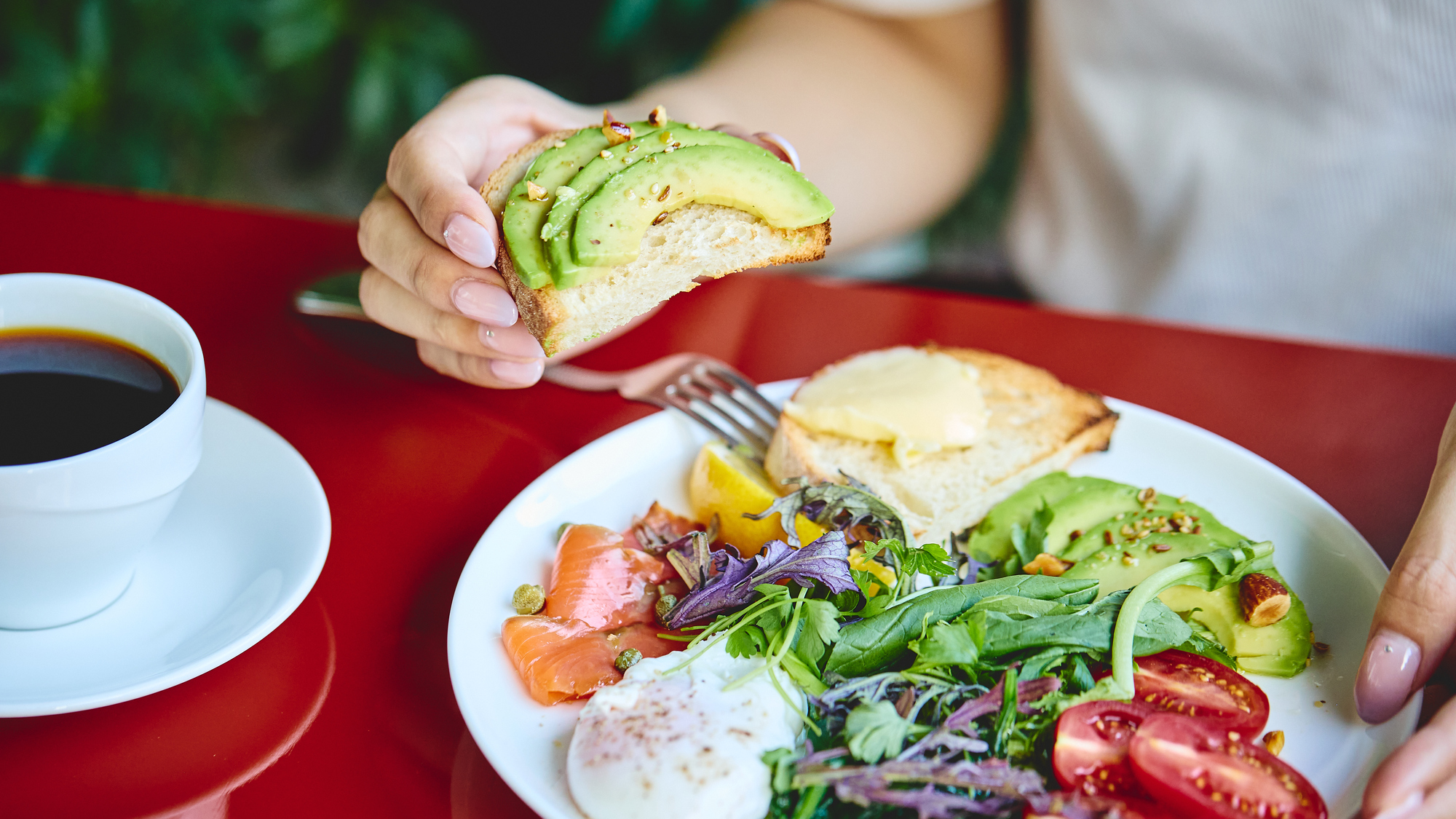 スモークサーモン＆アボカドとポーチドエッグ