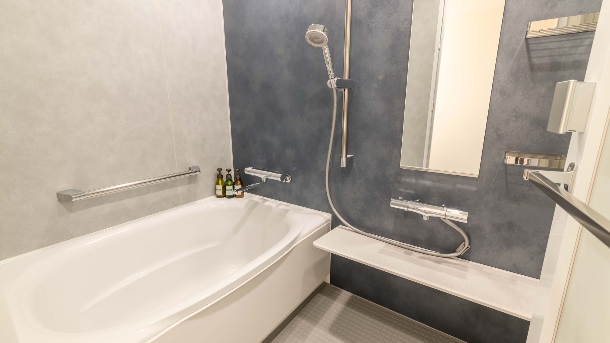 【客室バスルーム】デラックストリプル エキストラベッド2台