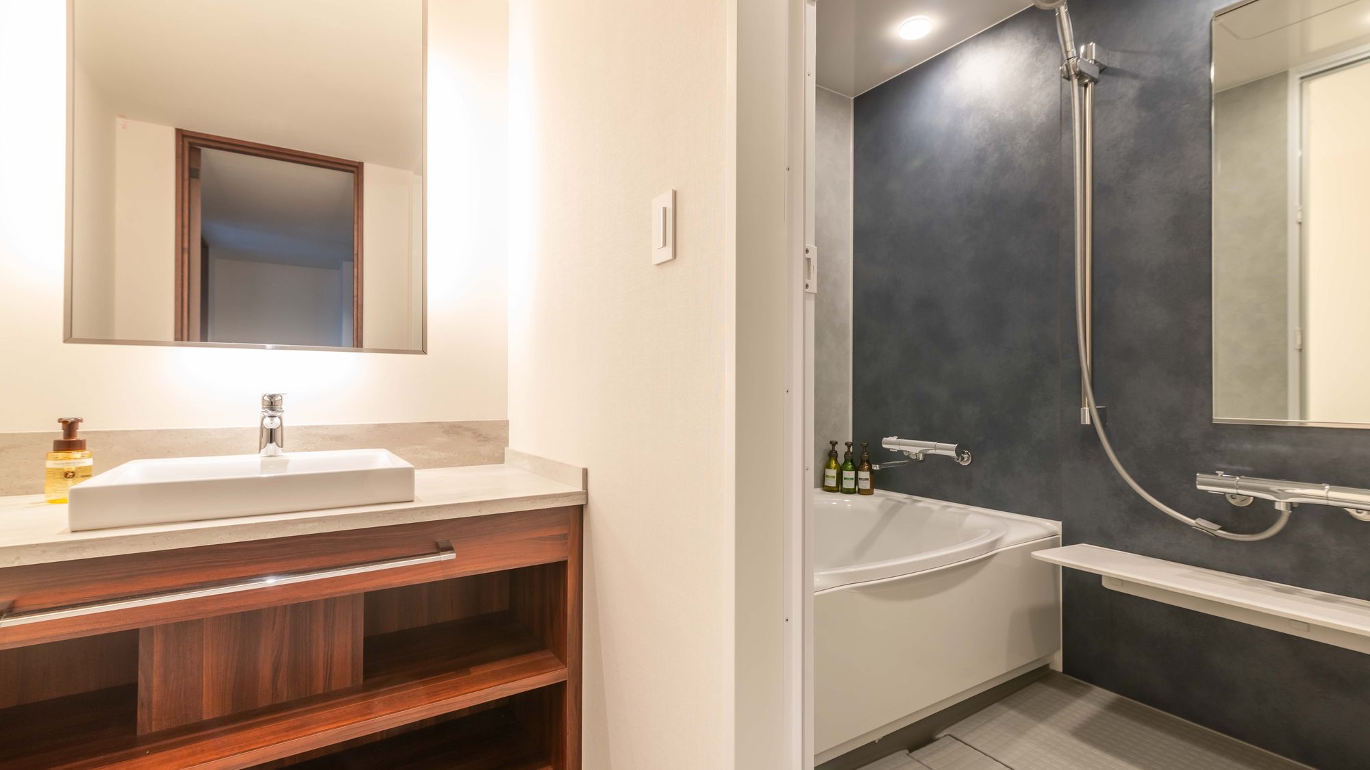 【客室バスルーム】デラックストリプル エキストラベッド2台　