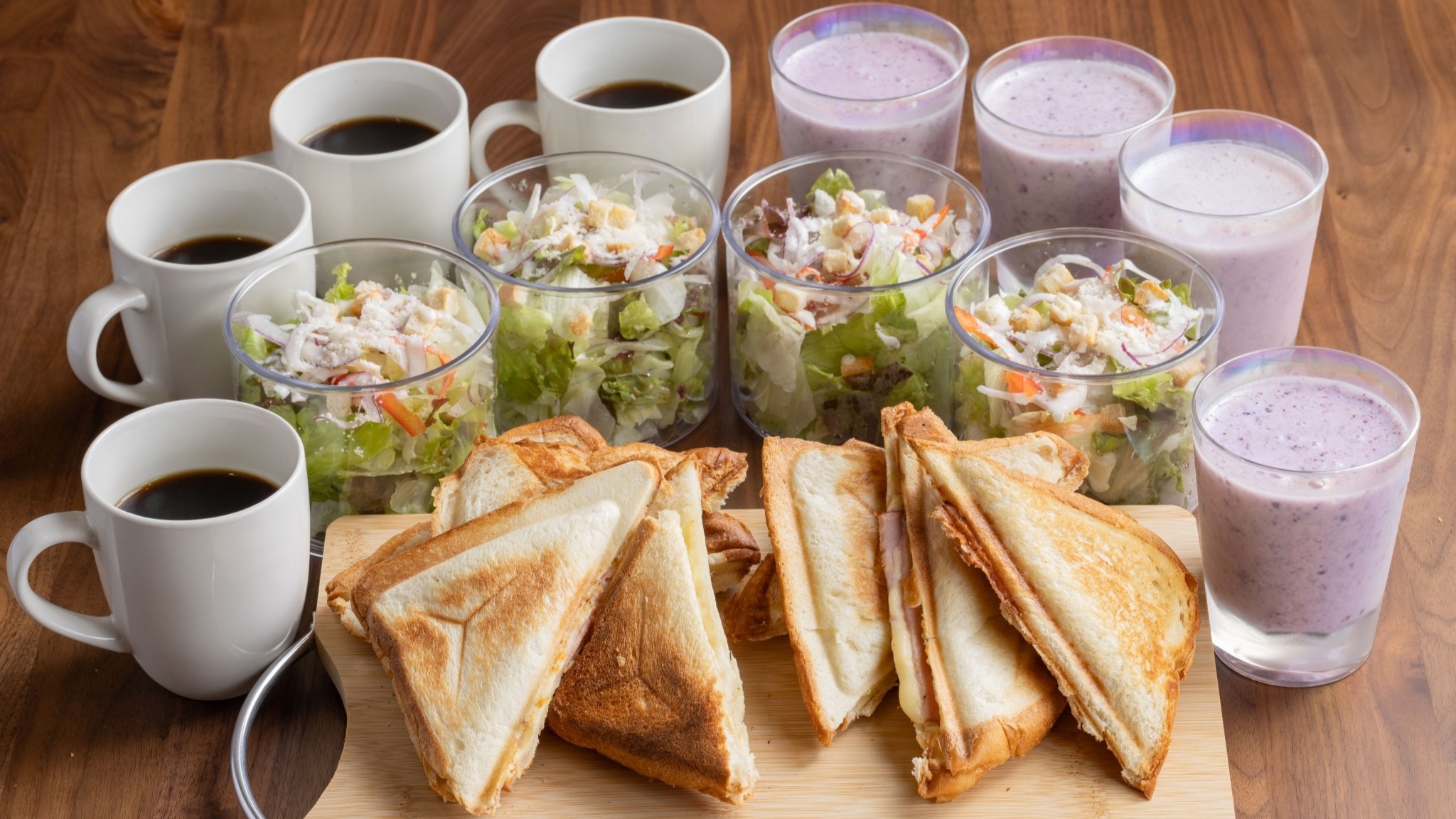 自身で調理する朝食セット