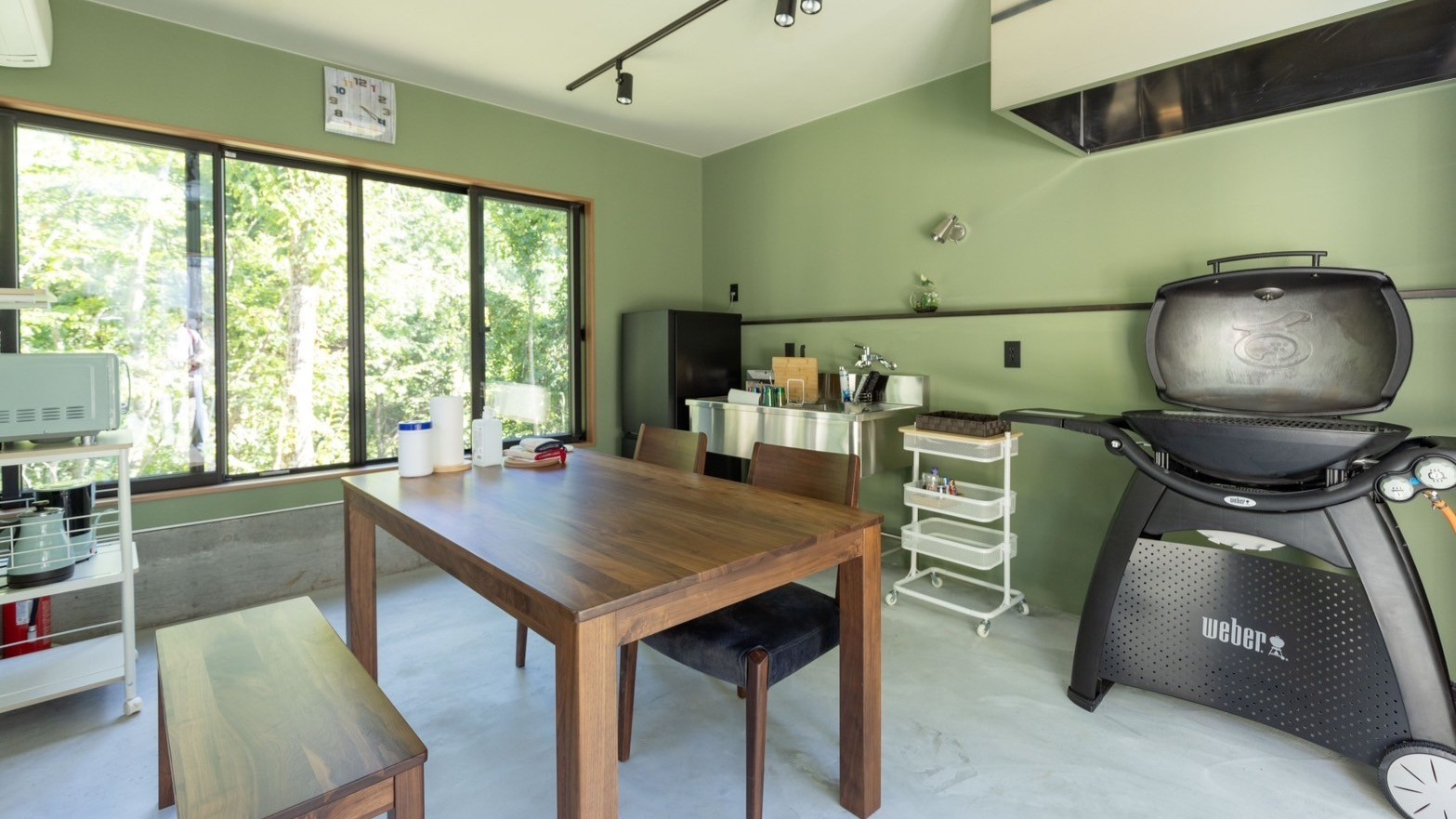 冷暖房完備の食事棟