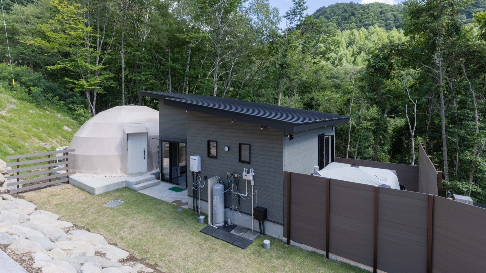 スイートドームテント(7m)C棟外装