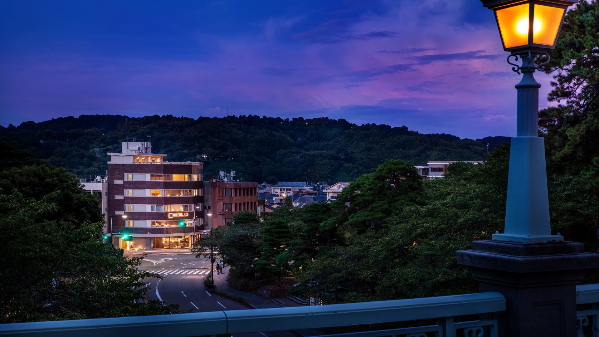 石川門橋からのホテル外観（夜）