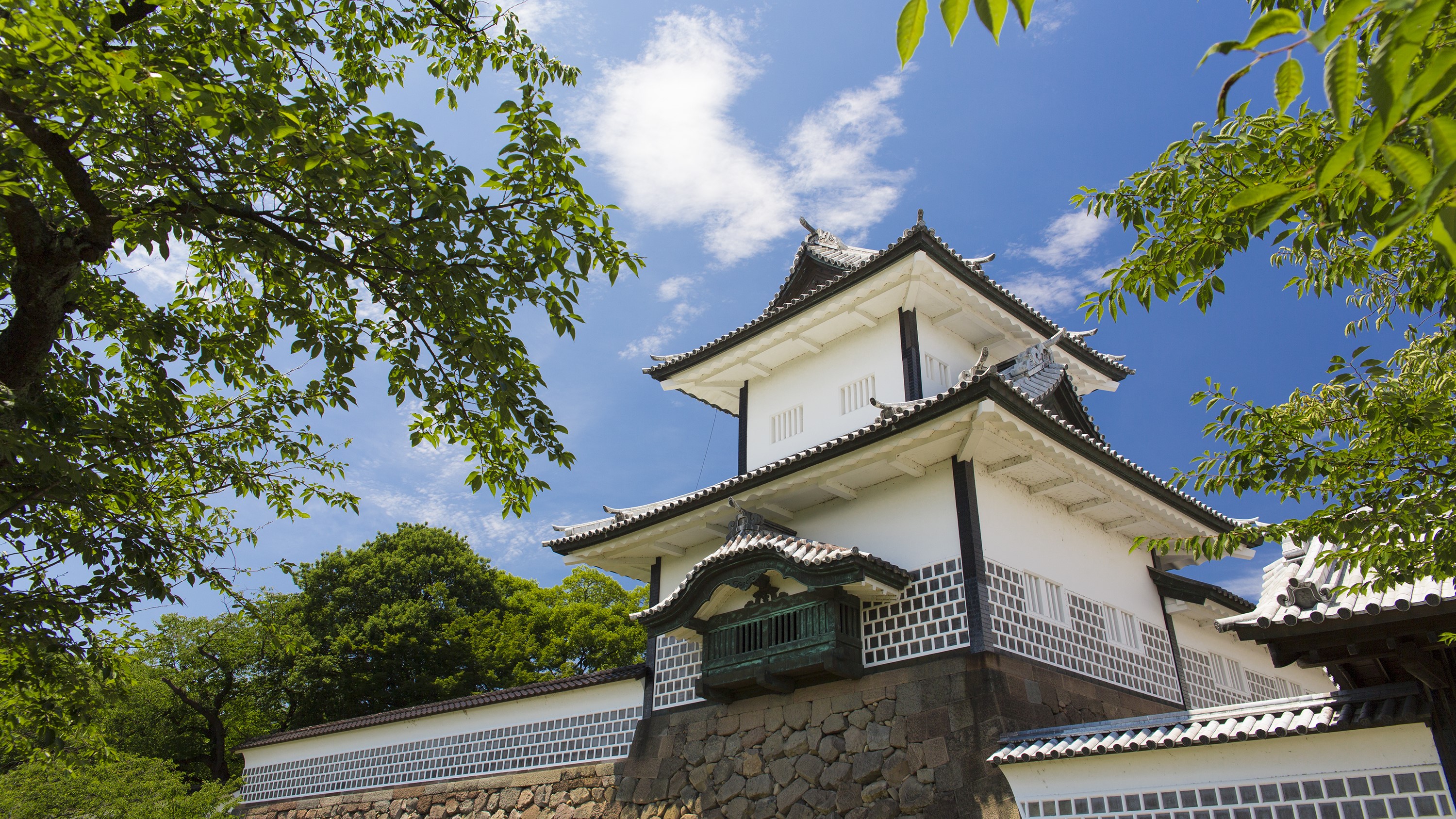 金沢城・石川門©金沢市　徒歩約5分