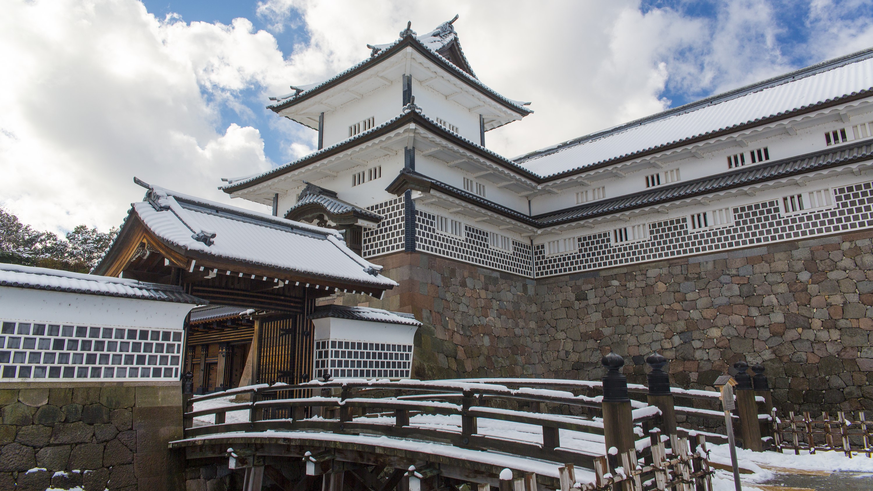 金沢城・橋爪門©金沢市　徒歩約5分