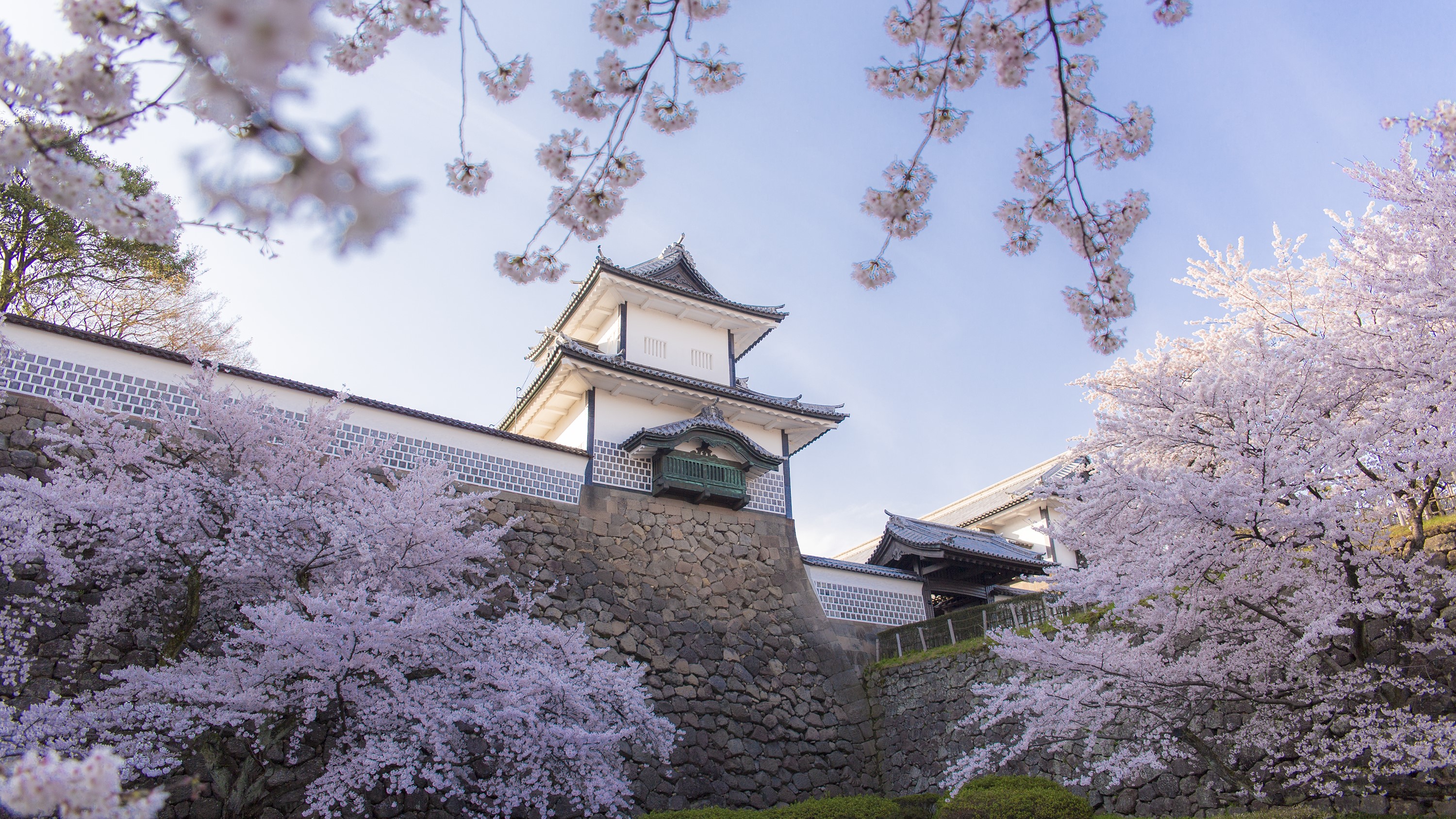 金沢城・石川門©金沢市　徒歩約5分