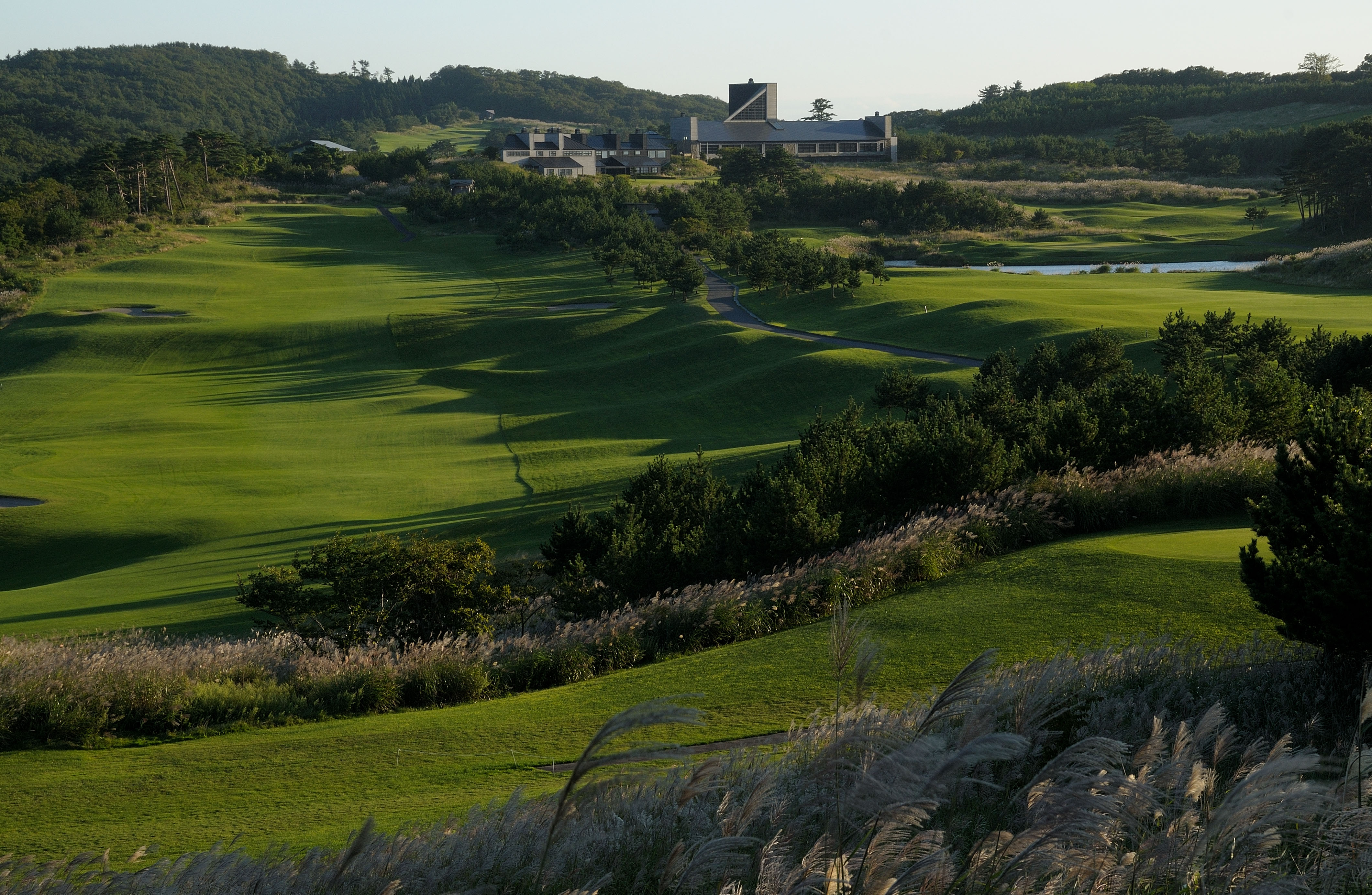 No.15ホールよりクラブハウスを望む①