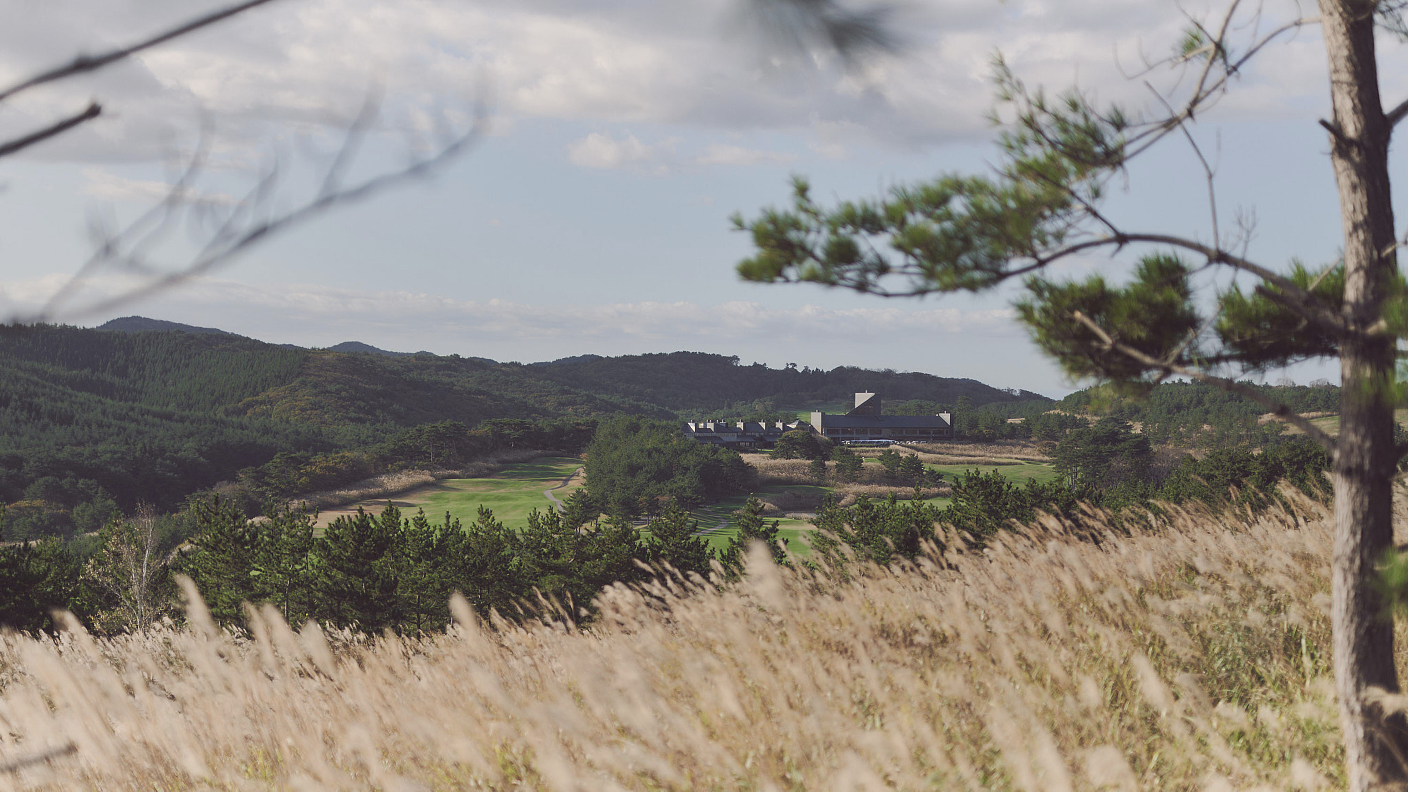 No.15ホールよりクラブハウスを望む②