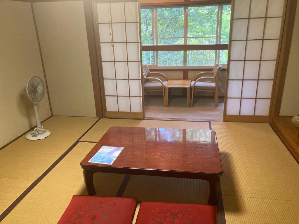 自然に囲まれた、三名様まで泊まれる和室です。