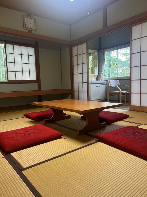 眺めのいい、五名様まで泊まれる和室です。