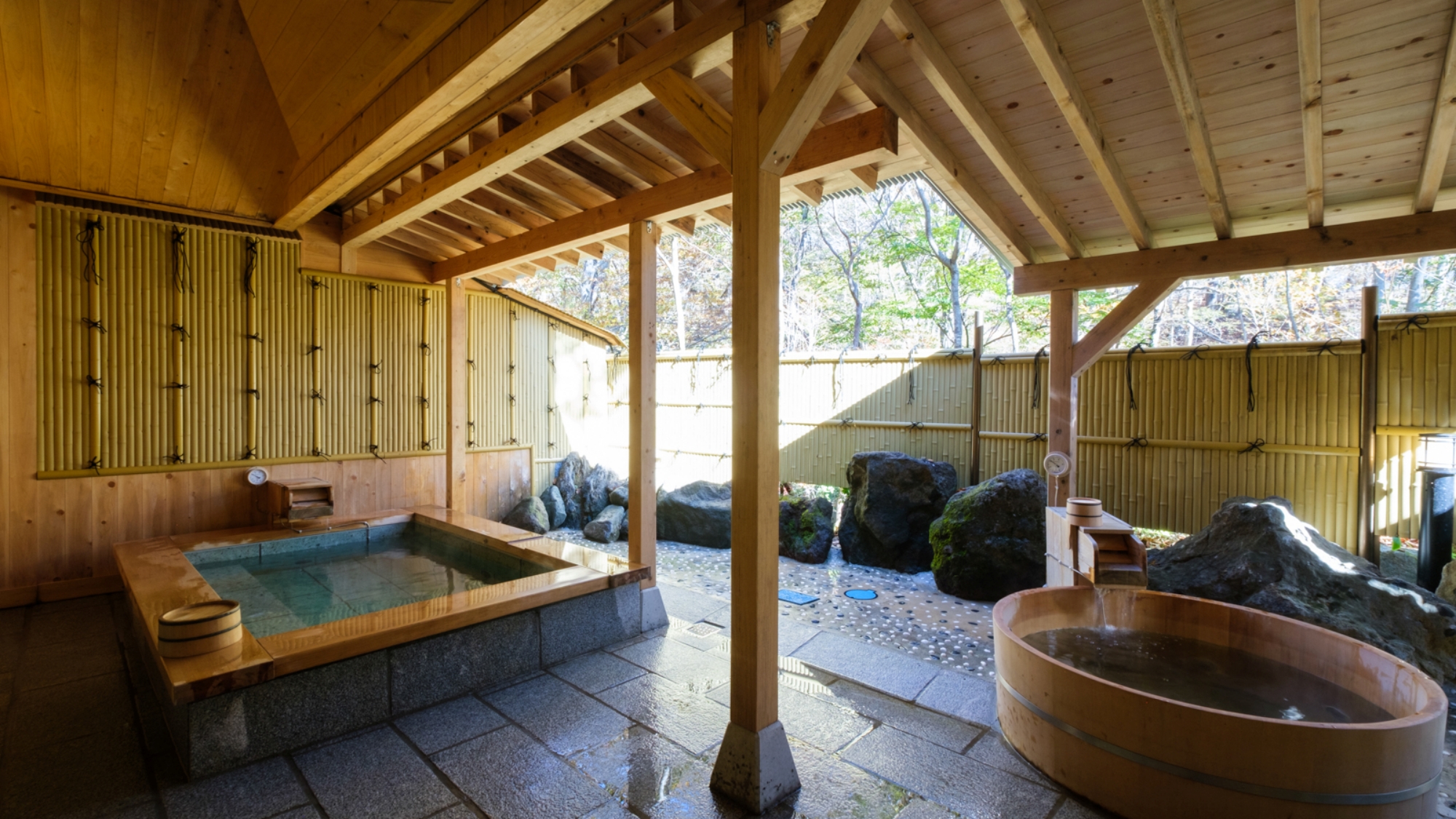 露天風呂は屋根付きとなっており、雨天でも風情を味わいながらお楽しみいただけます。