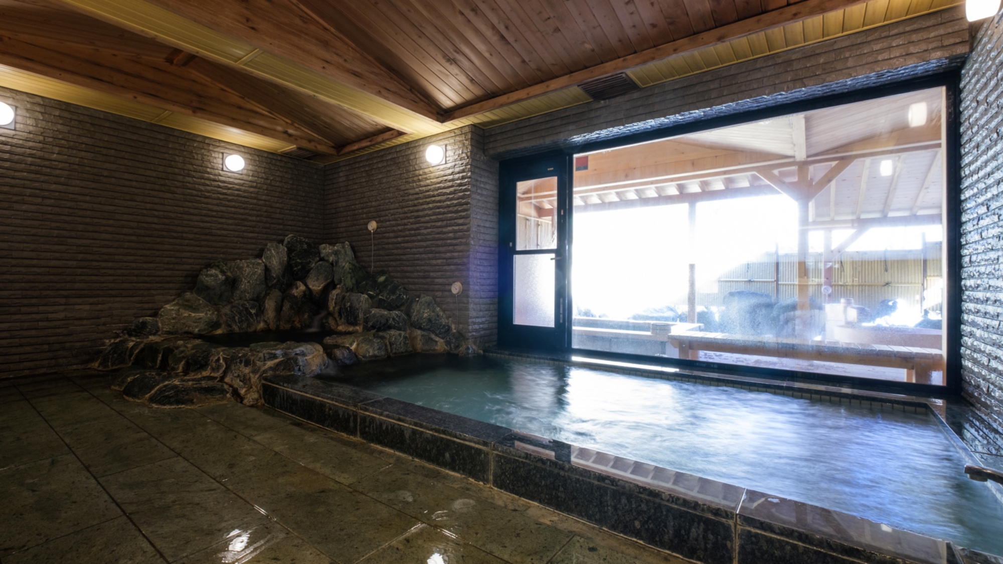 天然石造りの、風合い豊かな岩風呂