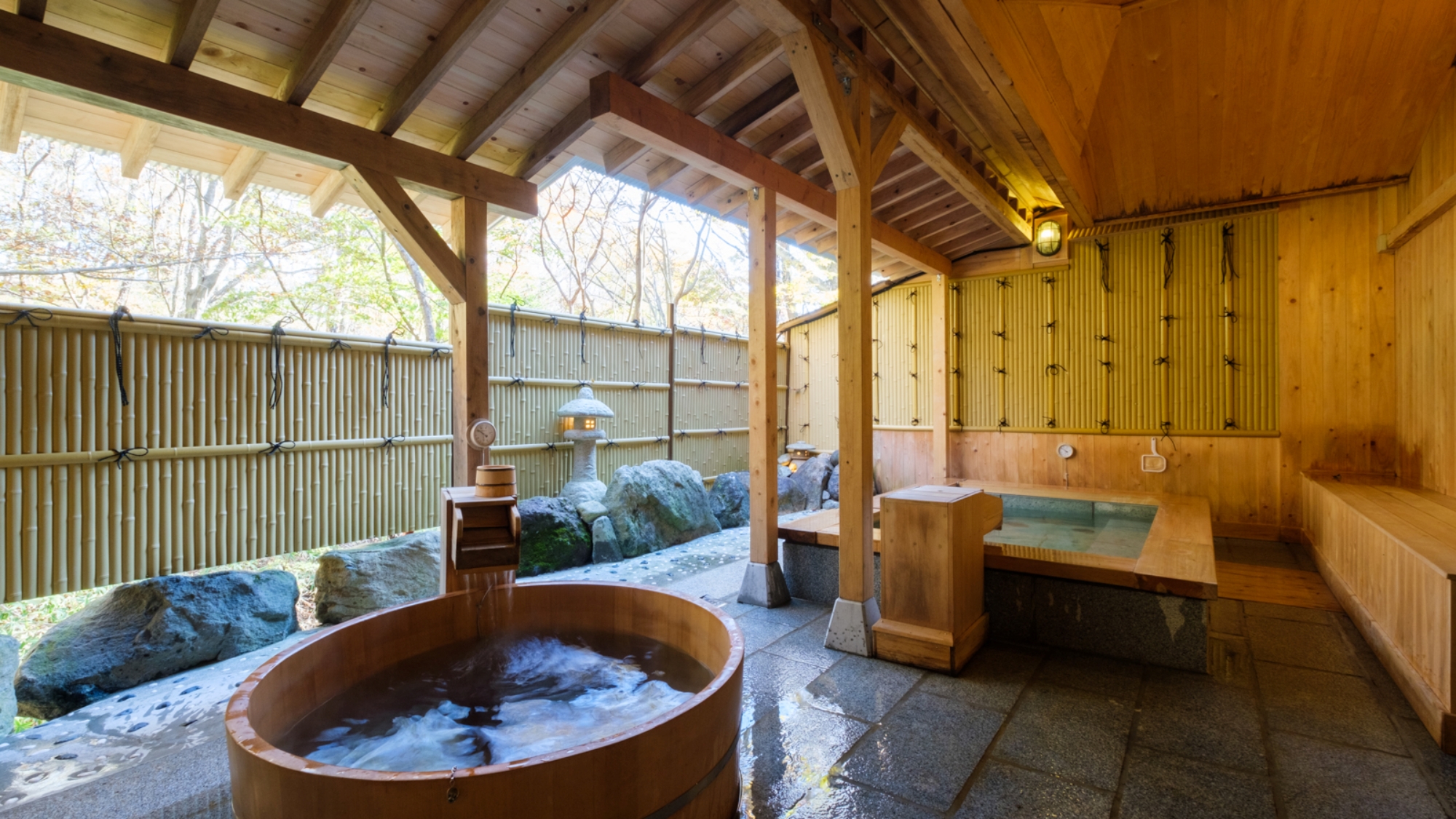 露天風呂は屋根付きとなっており、雨天でも風情を味わいながらお楽しみいただけます。