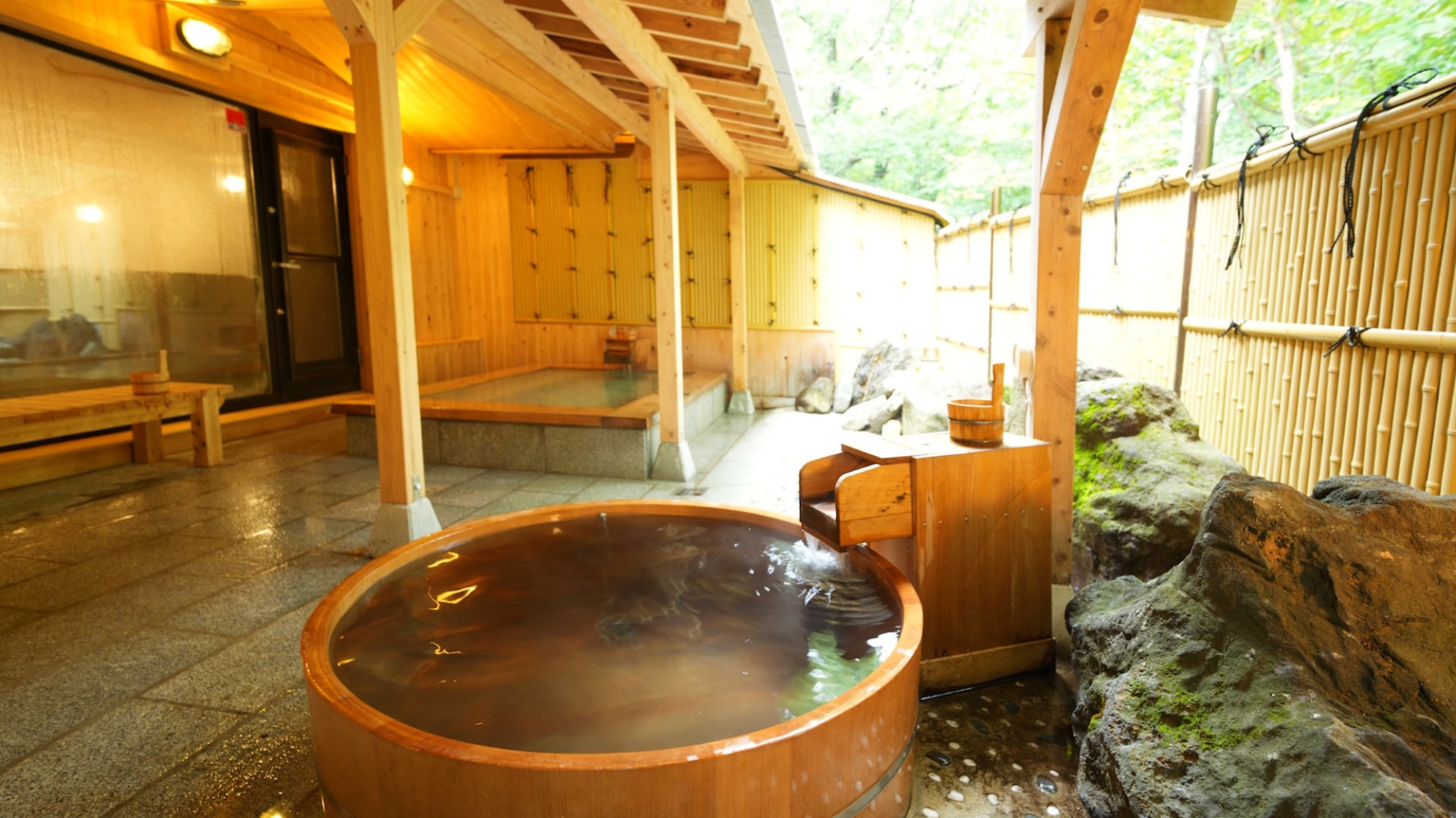 露天風呂は屋根付きとなっており、雨天でも風情を味わいながらお楽しみいただけます。