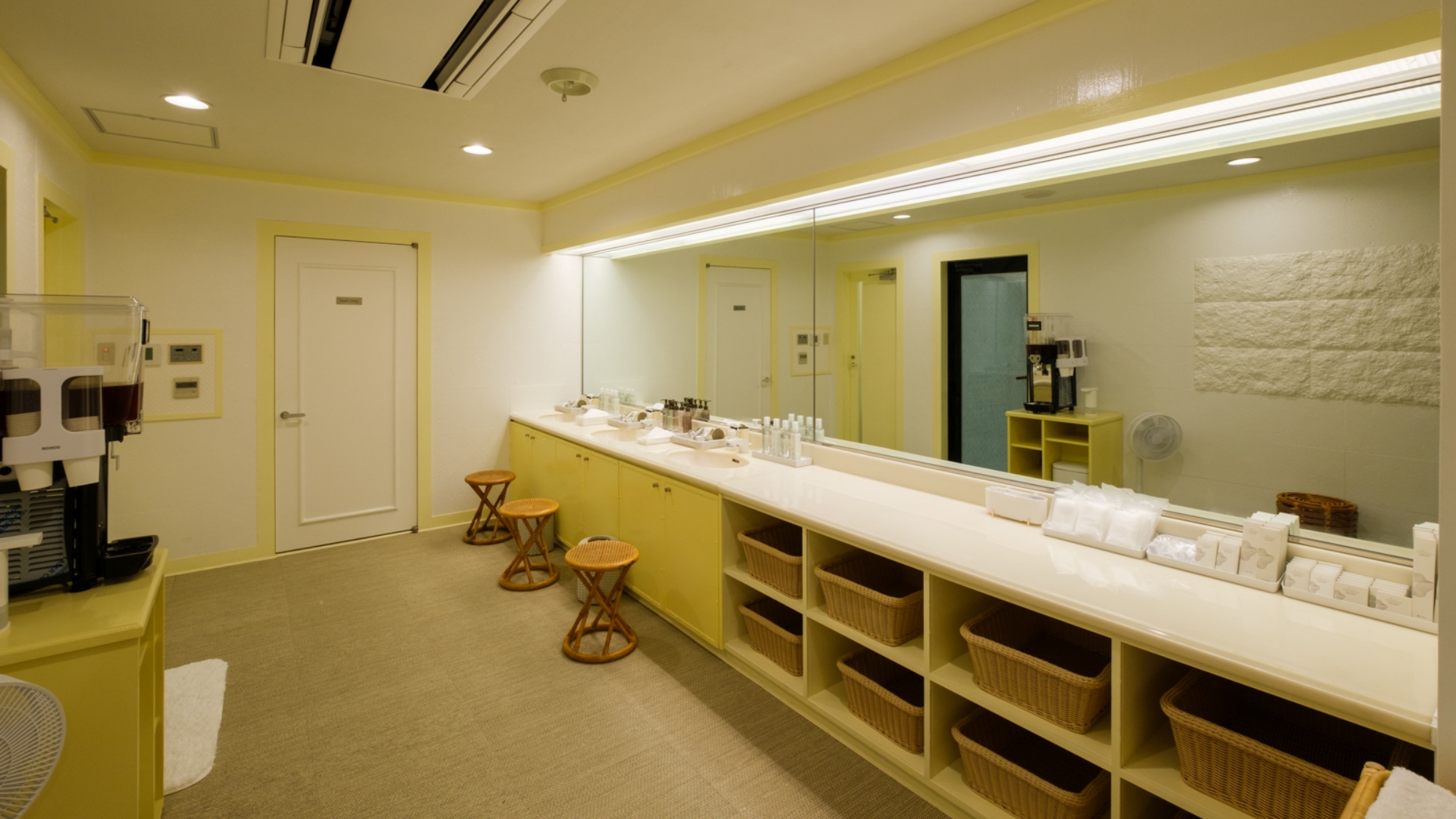 脱衣所には豊富なアメニティとタオル類をご用意しております。