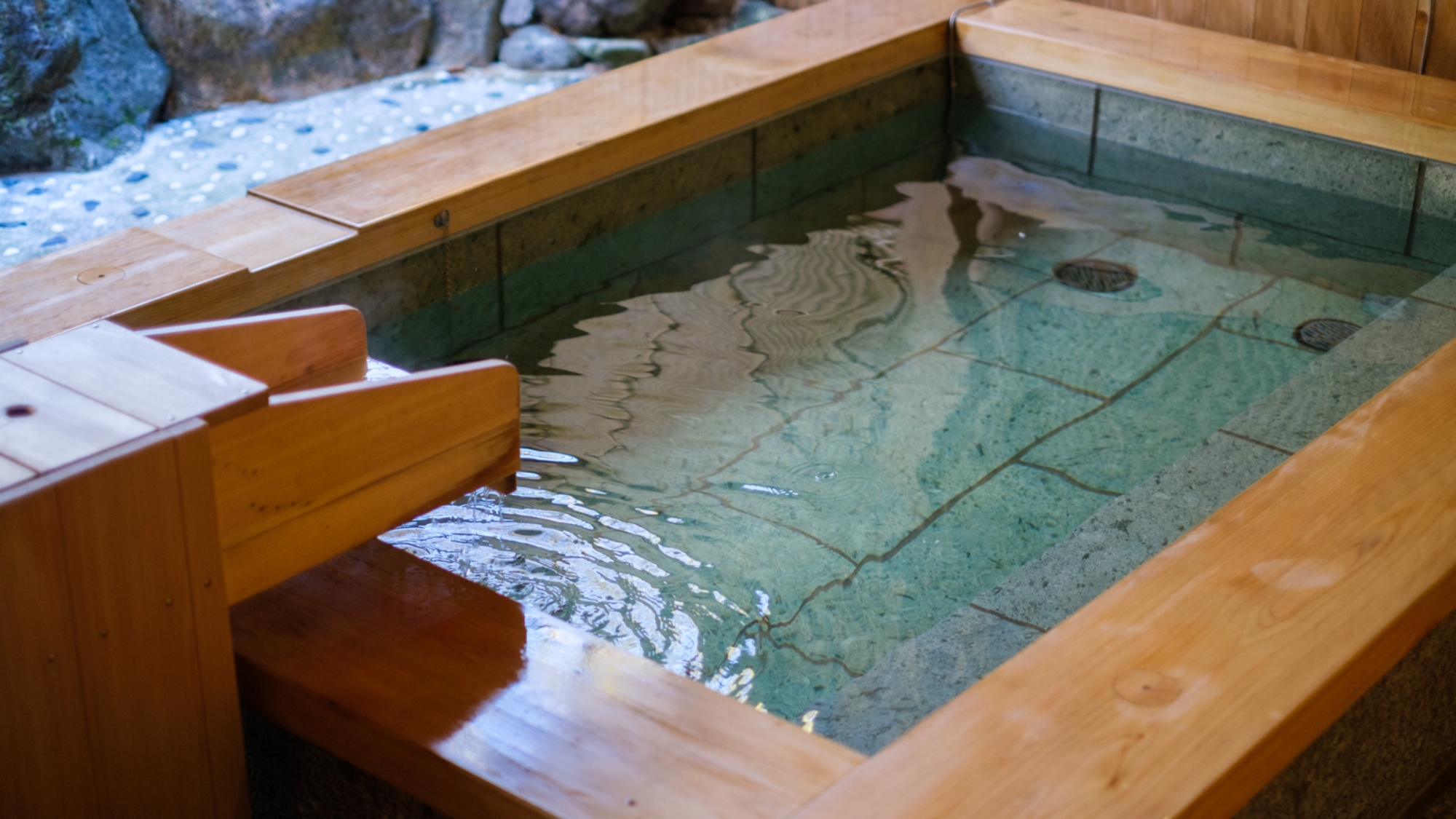 優しく広がる檜の香りに包まれながら、日常の疲れを手放すひと時を。