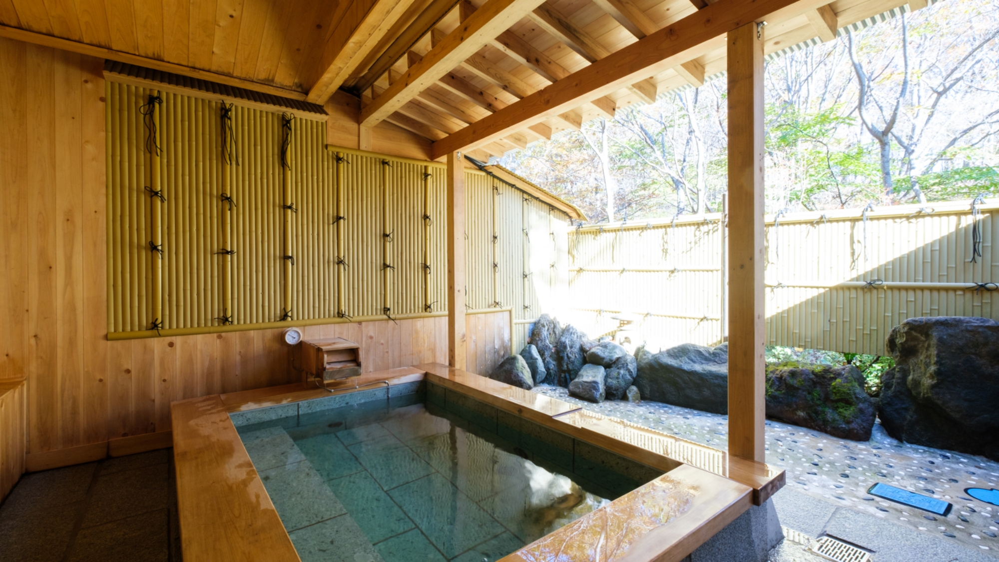 檜が優しく香る解放感あふれる露天風呂で心まで洗われるようなひと時を。