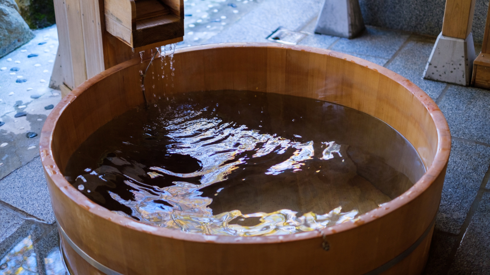 総檜造りの、贅沢な檜桶風呂