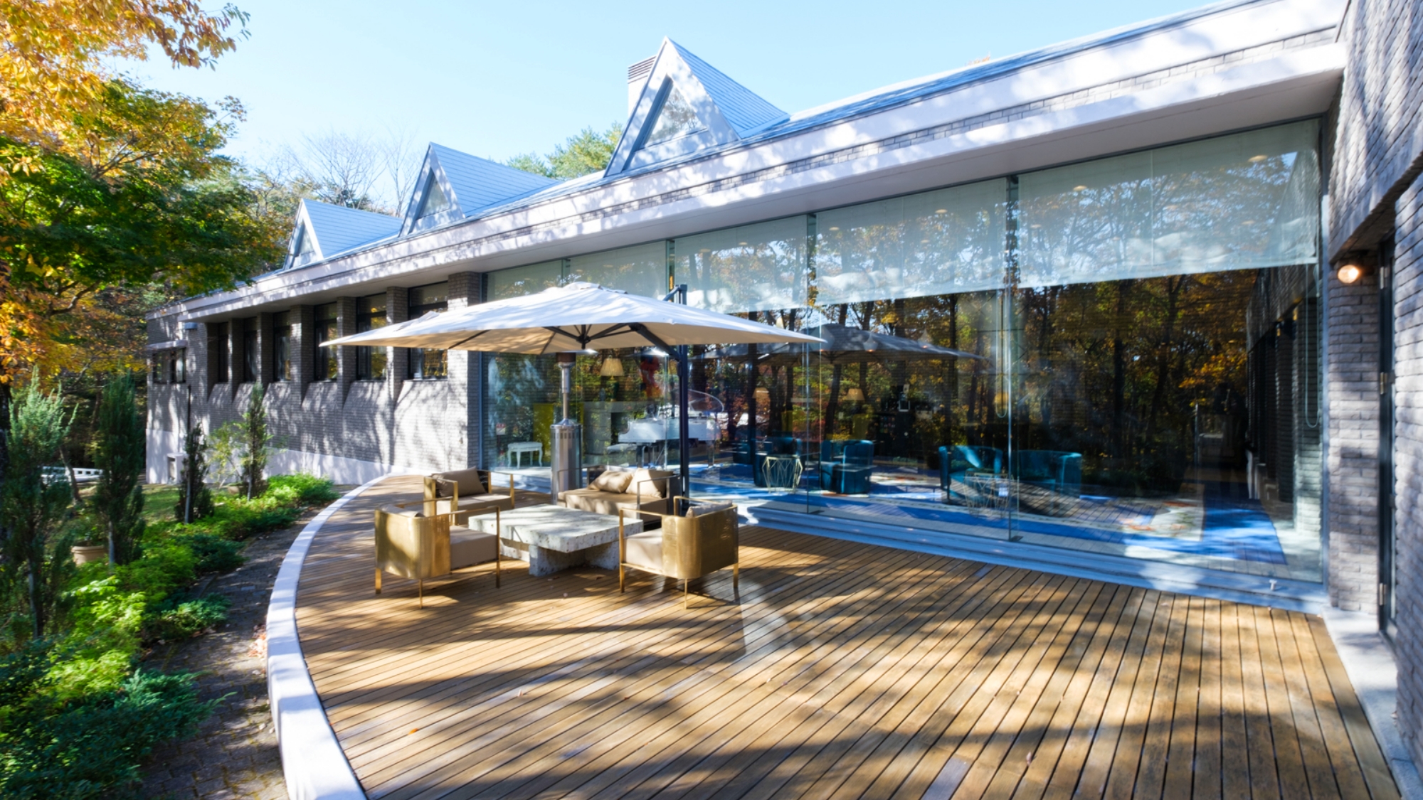 ロビーから続く広々ウッドデッキは外の自然とリンクするデザイン