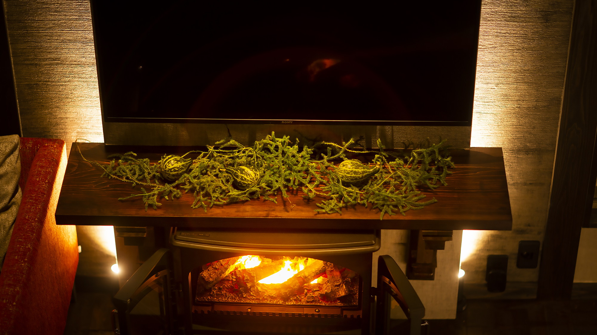 インテリアの中心オブジェでもあるフェイク暖炉