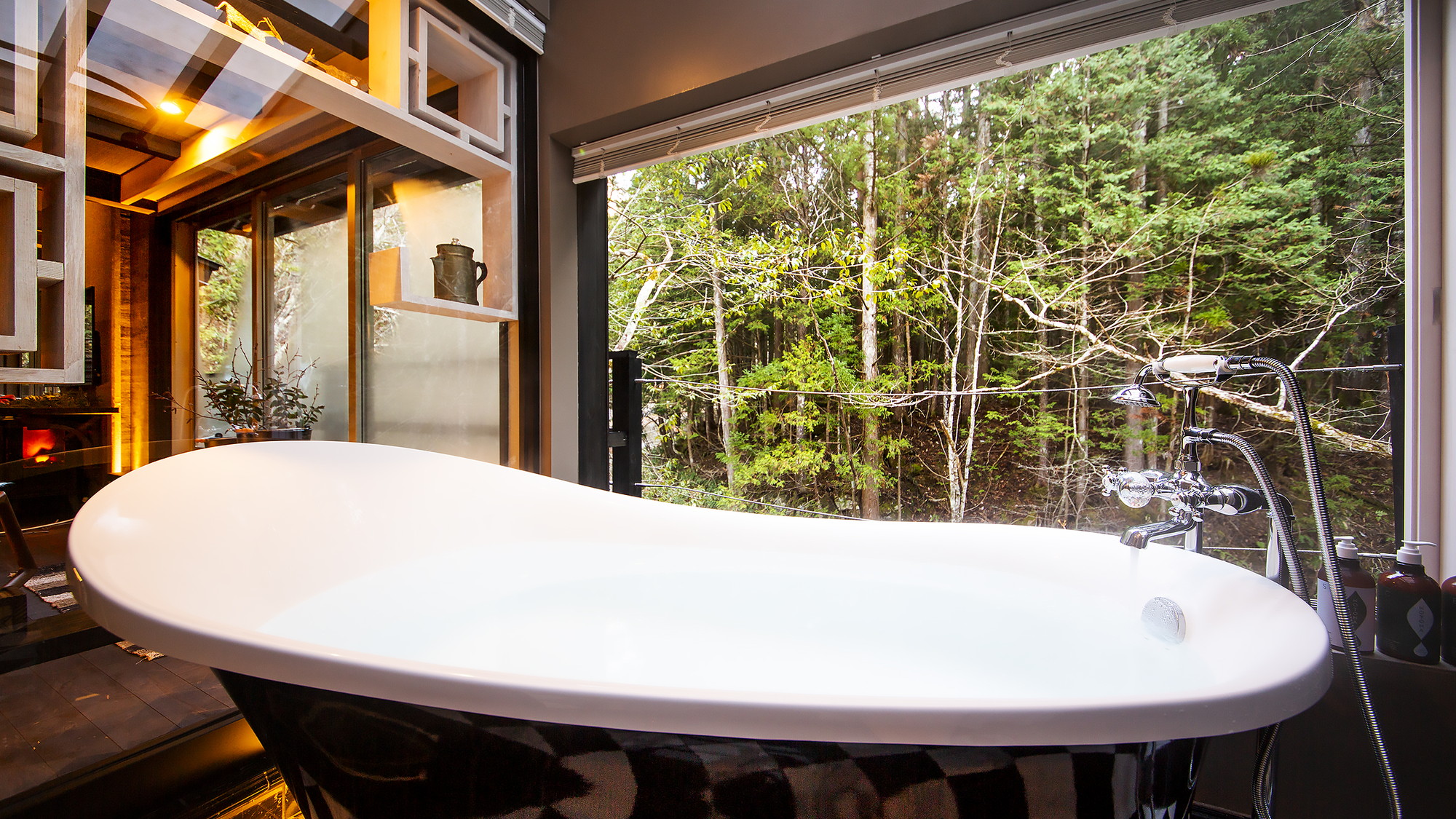 パリのアパルトマンのような白黒タイルのモダンな浴室