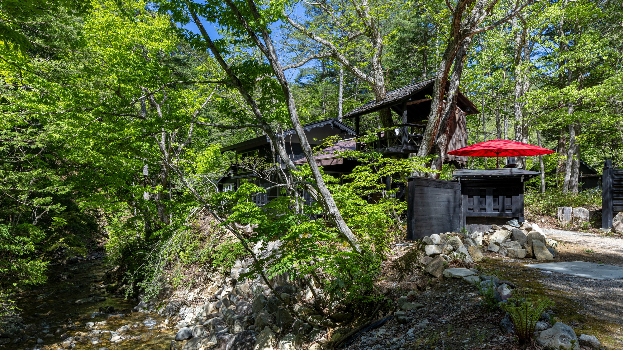 すみや落水邸the Caskはしなやかに流れる川が曲線を描く辺りに位置しています。 