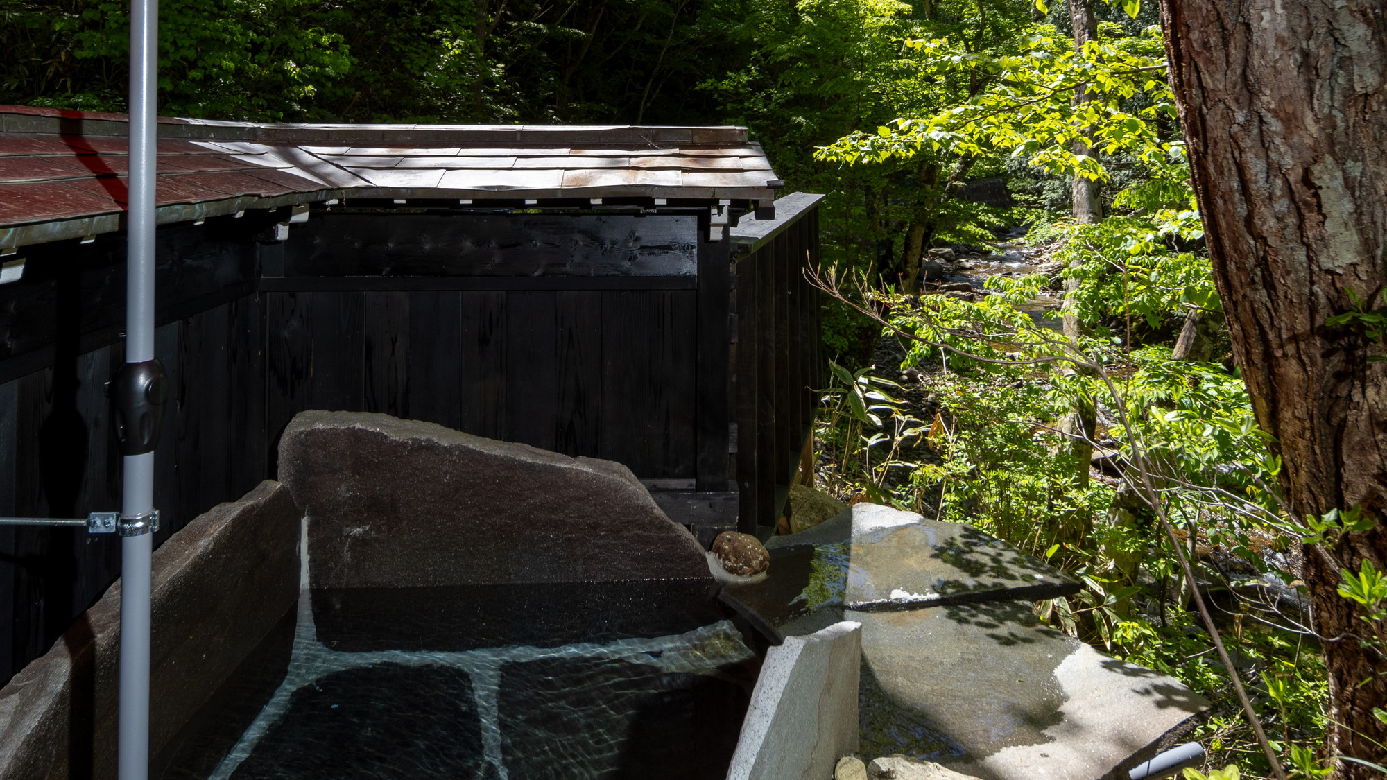 テラスから続く露天風呂では川を眺めながらゆったりとお過ごしいただけます。