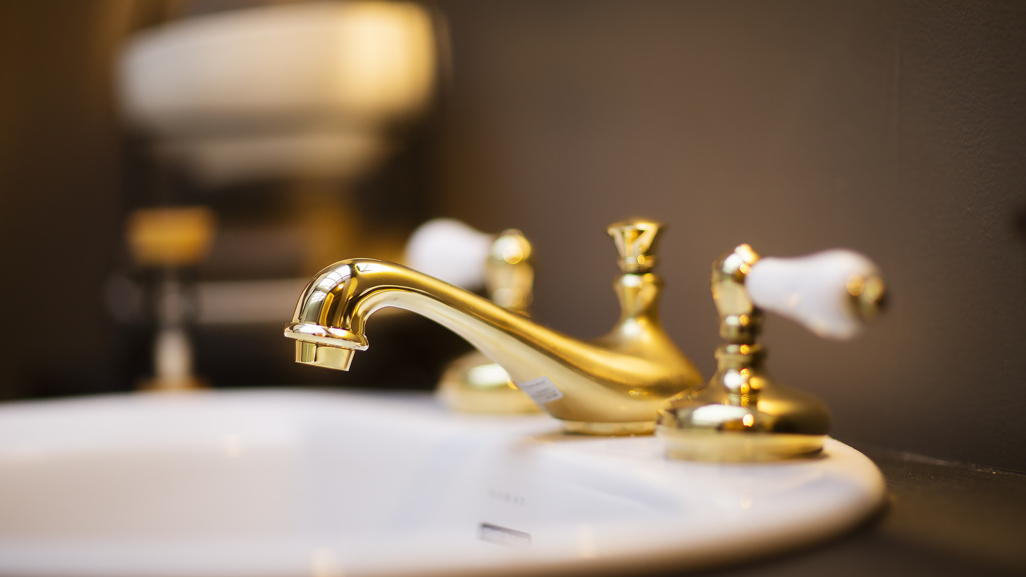 パリのアパルトマンのような白黒タイルのモダンな浴室