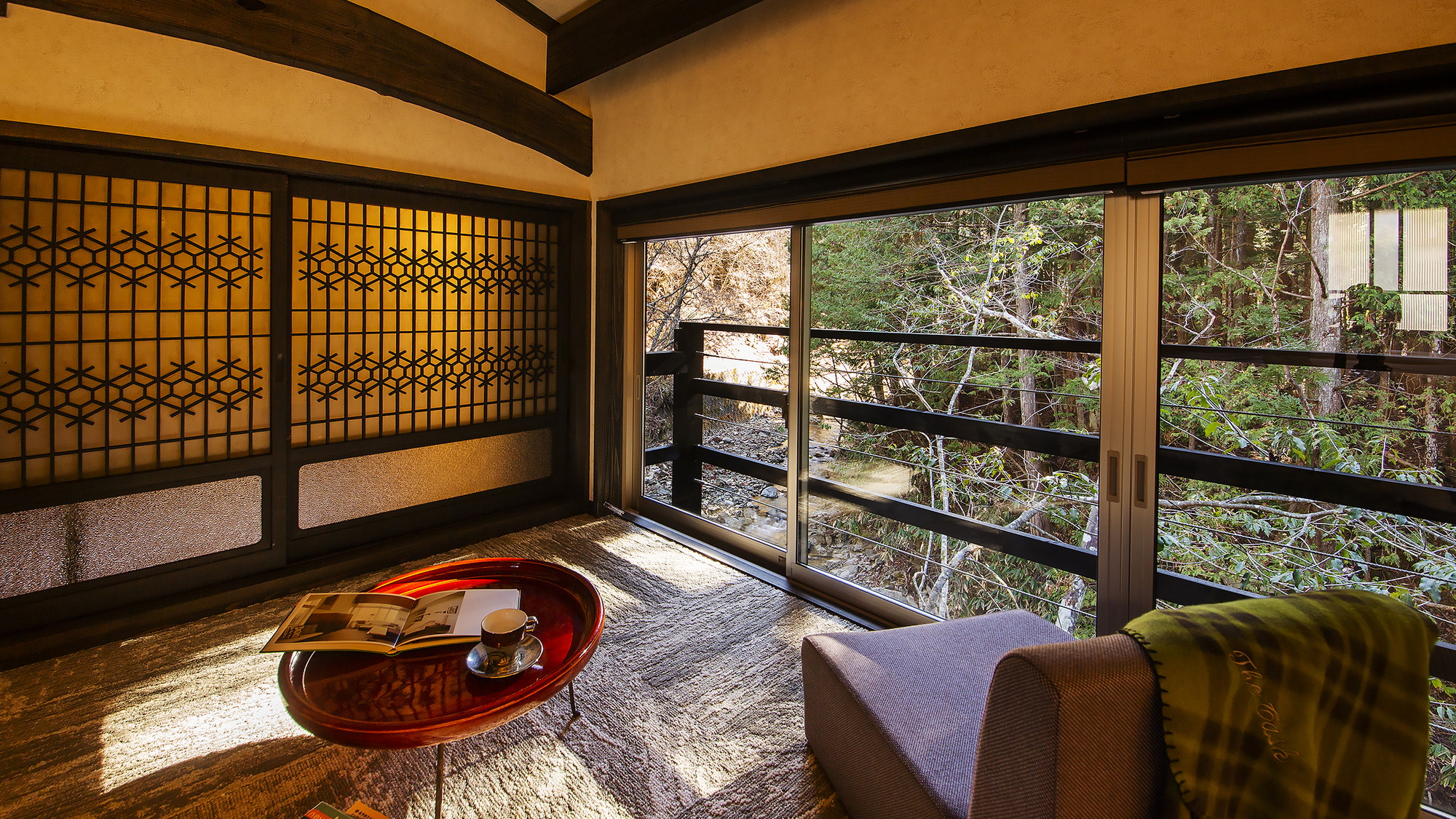 川に面したスペースにあるベッドルーム。いつもと違う時間の過ごし方を感じながら、自然を満喫ください。