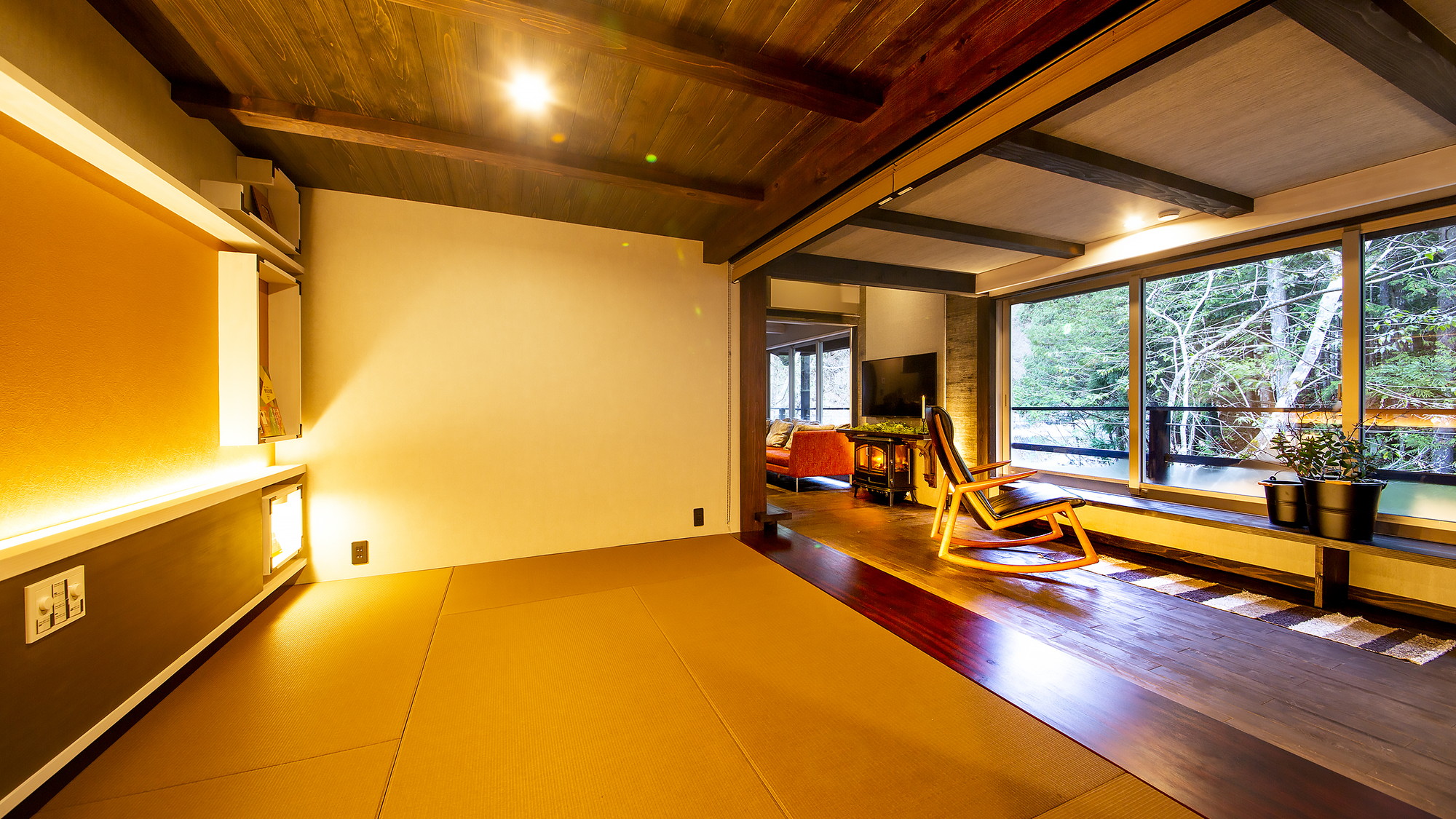 和室の飾り棚には京都でオーダーした飾り金具を配した棚を設け、季節ごとに合う書籍などを設置しています。