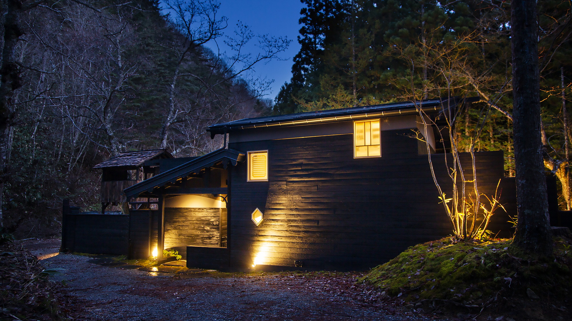 蛇行する川に沿って建てられた森のヴィラ 「すみや落水邸 the Cask」