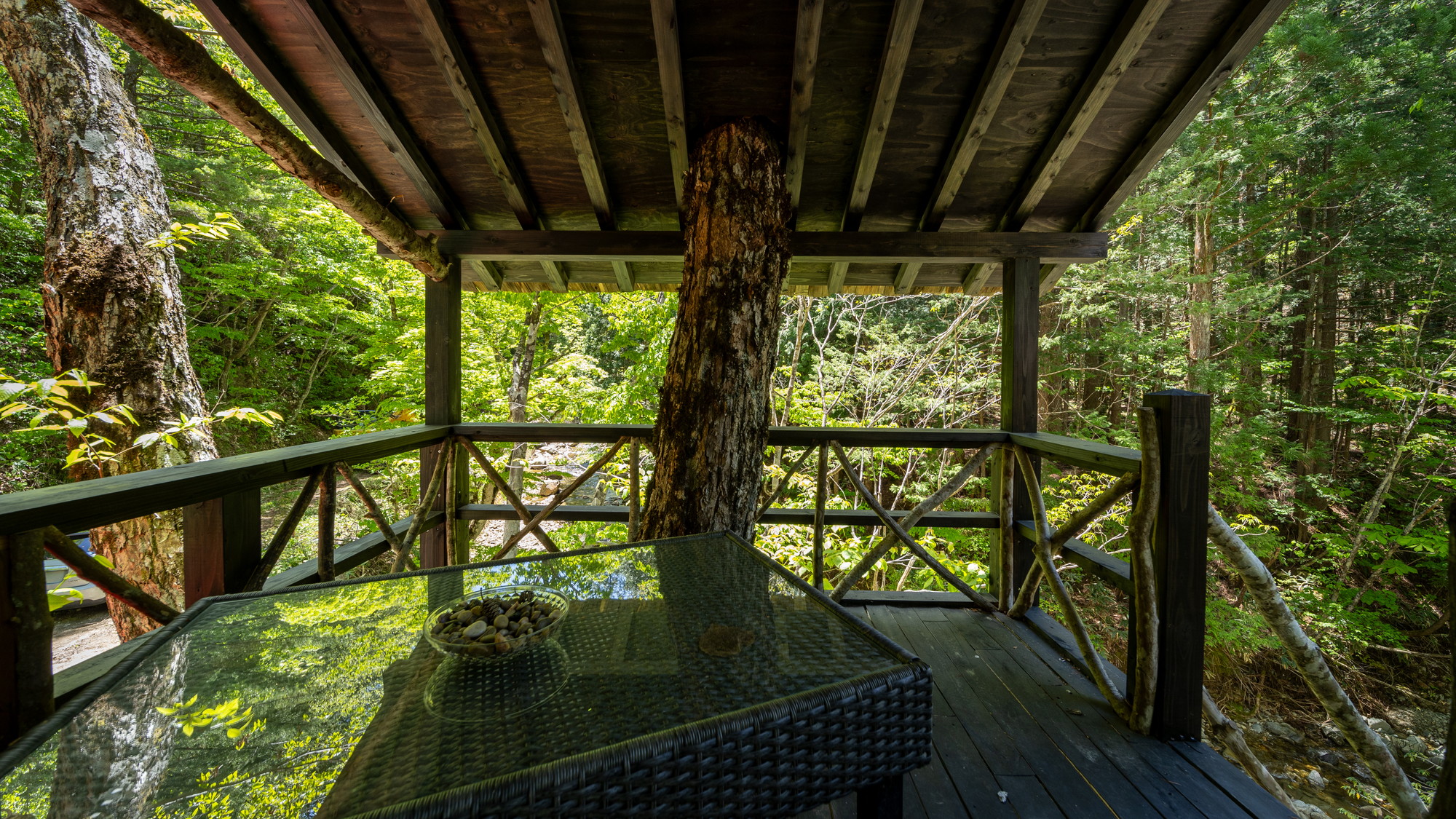 まるで秘密基地のようなツリーハウスを有するテラスと共にプライベートな体験を。  ベッド