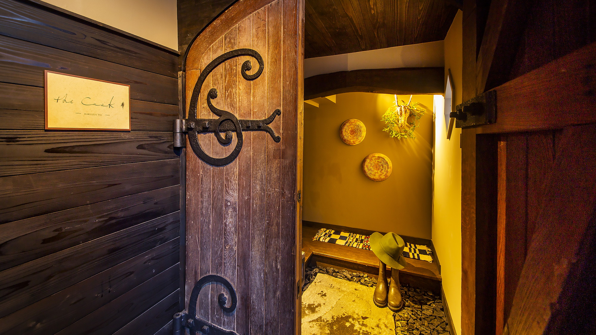 欧州のカントリーハウスのような小さな玄関