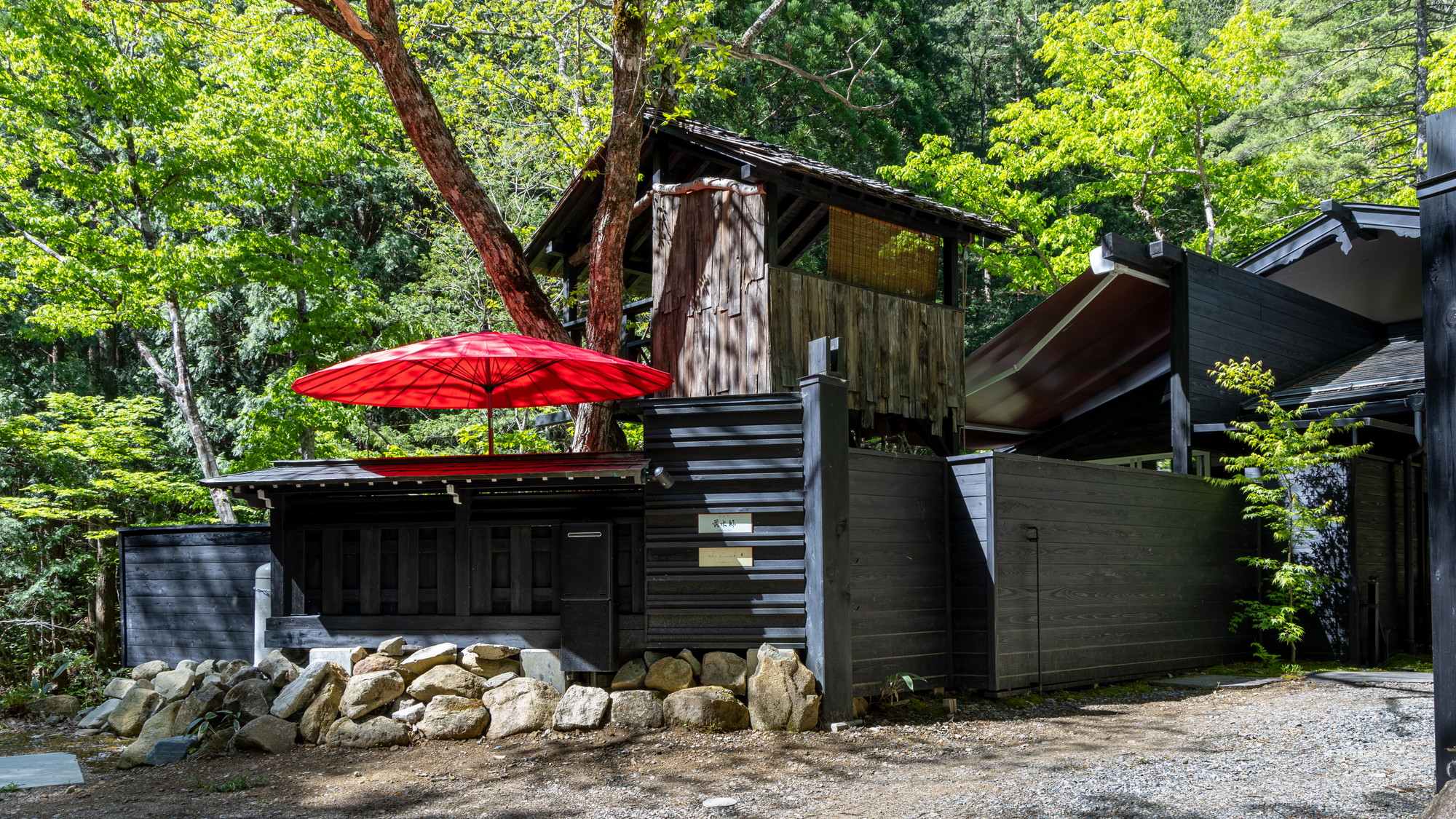 すみや落水邸the Caskはしなやかに流れる川が曲線を描く辺りに位置しています。 