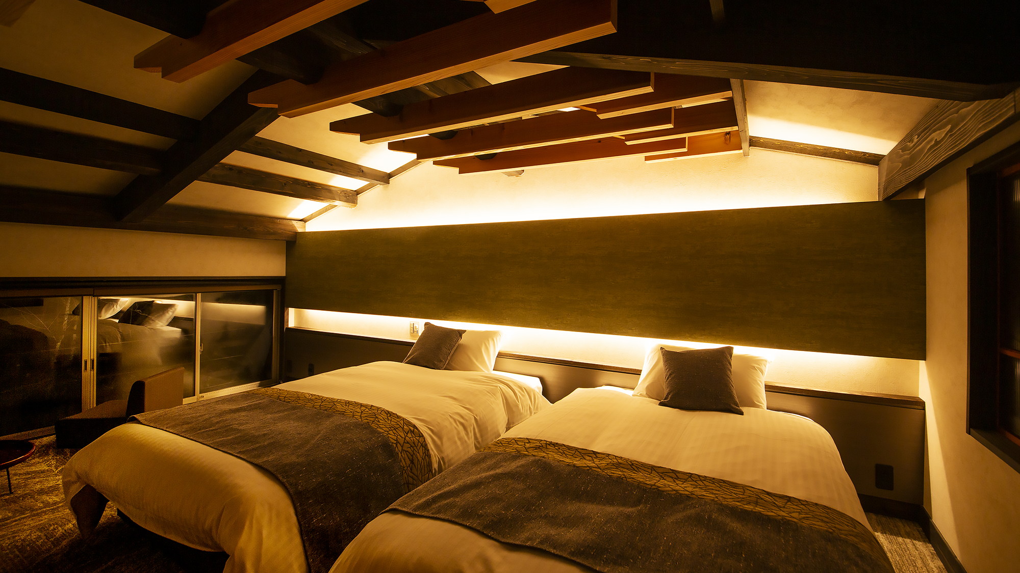 川に面したスペースにあるベッドルーム。